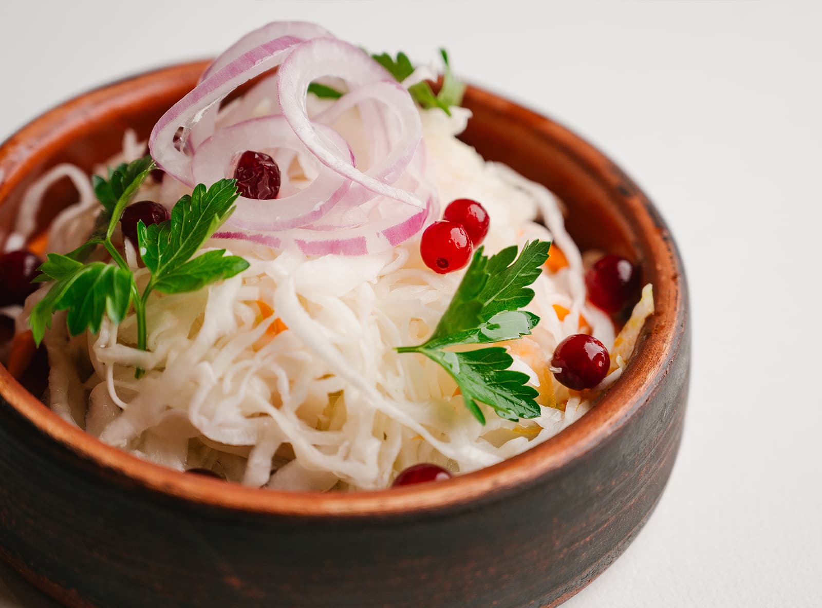 Квашеная хрустящая капуста с мочёной клюквой и сладким луком