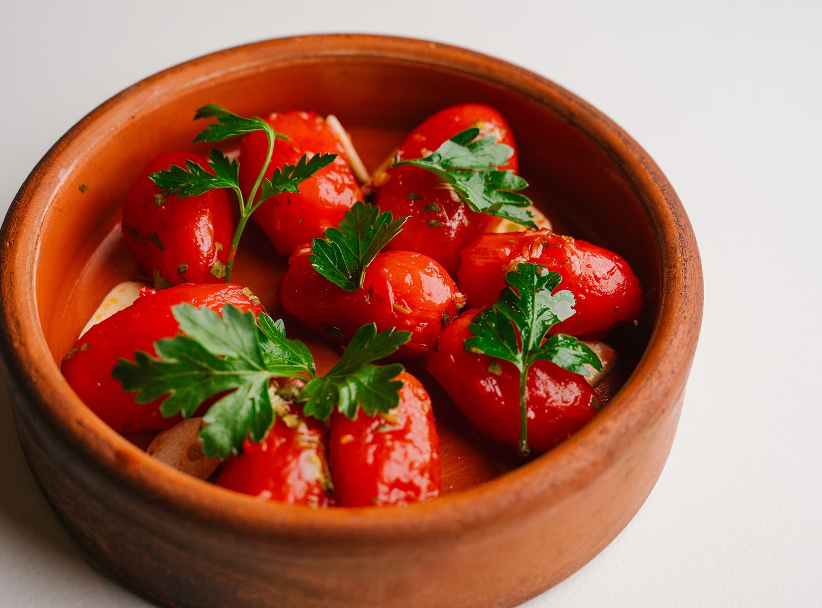 Мини-томаты пряного посола с чесноком и кинзой