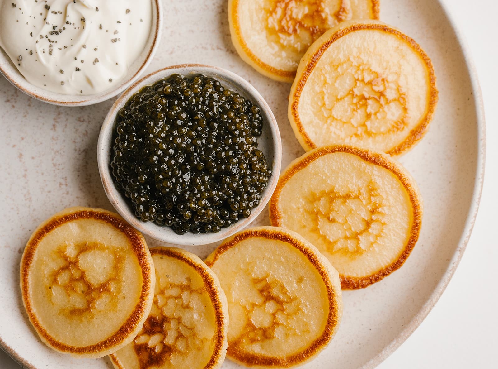 Икра осетровая с домашней сметаной и пшеничными оладьями