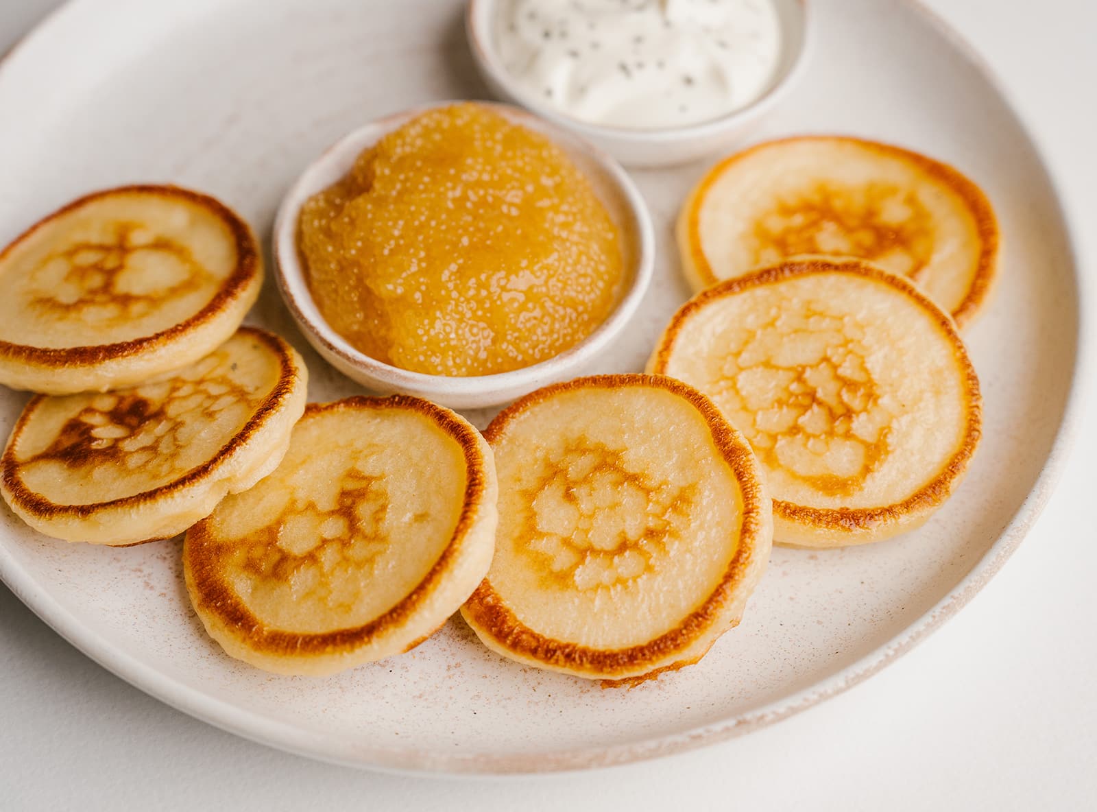 Икра щуки с домашней сметаной и пшеничными оладьями