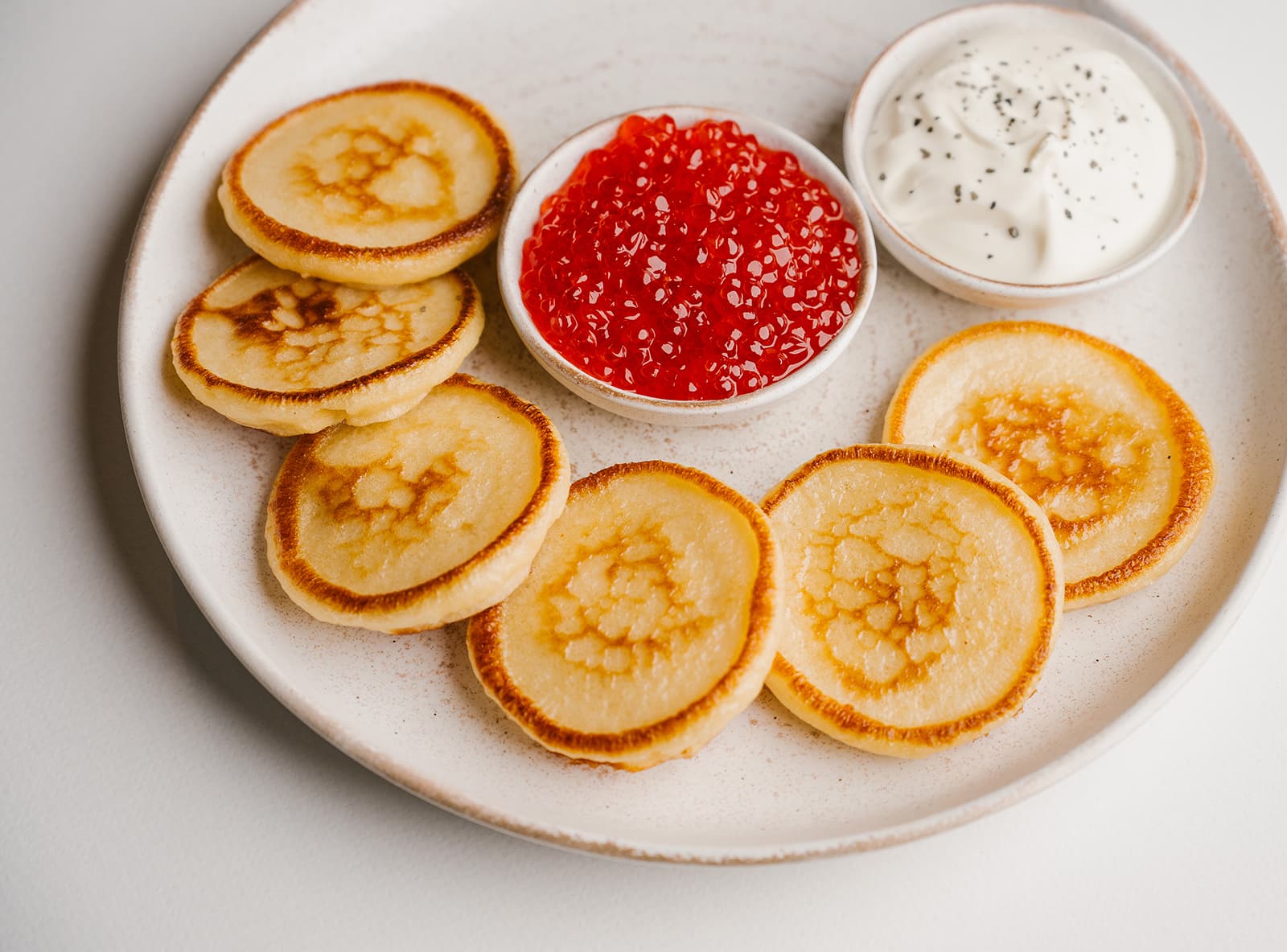 Икра лососевая с домашней сметаной и пшеничными оладьями