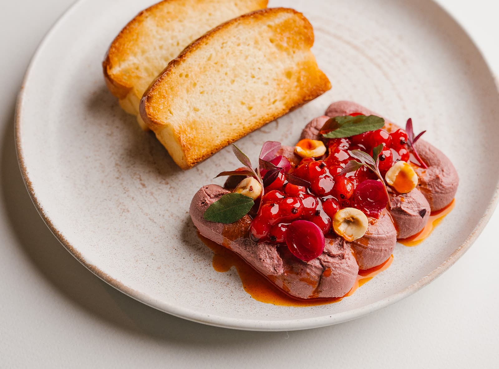 Бриошь с паштетом из цыплёнка, смородиной и лесным орехом