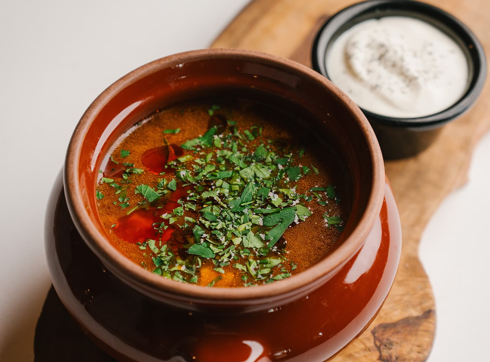 Щи «Суворовские», сваренные на копчёной грудинке с белыми грибами и сметаной