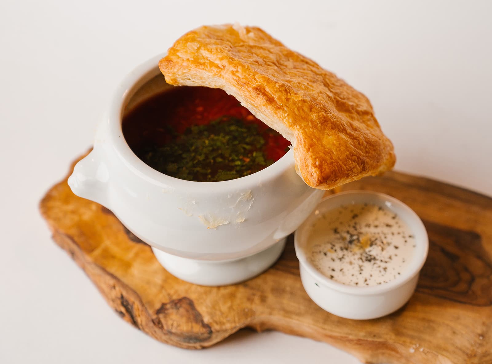 Борщ с телятиной под румяной слойкой и сметаной