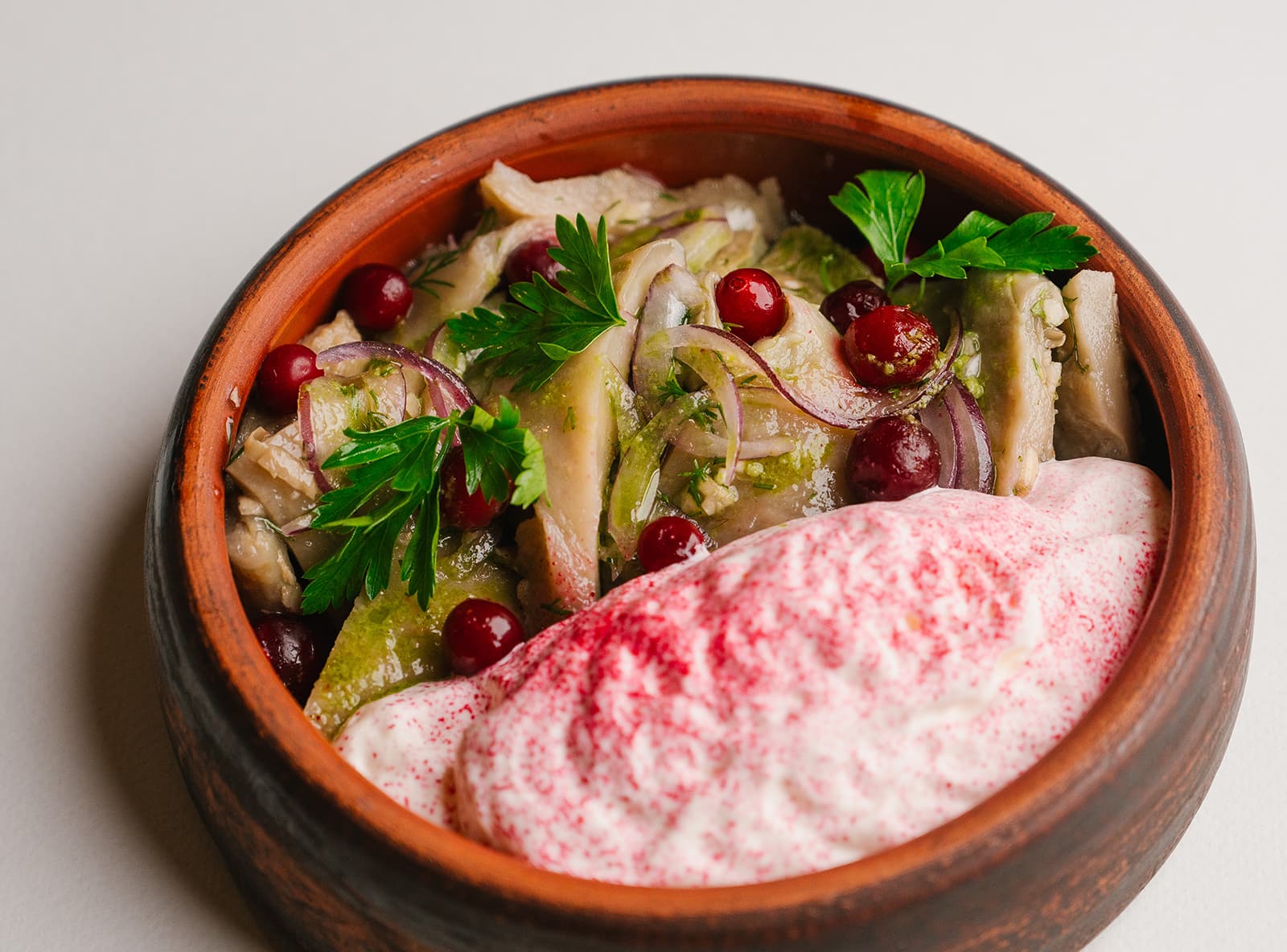 Солёные белые грузди с воздушным кремом из домашней сметаны и горчицы