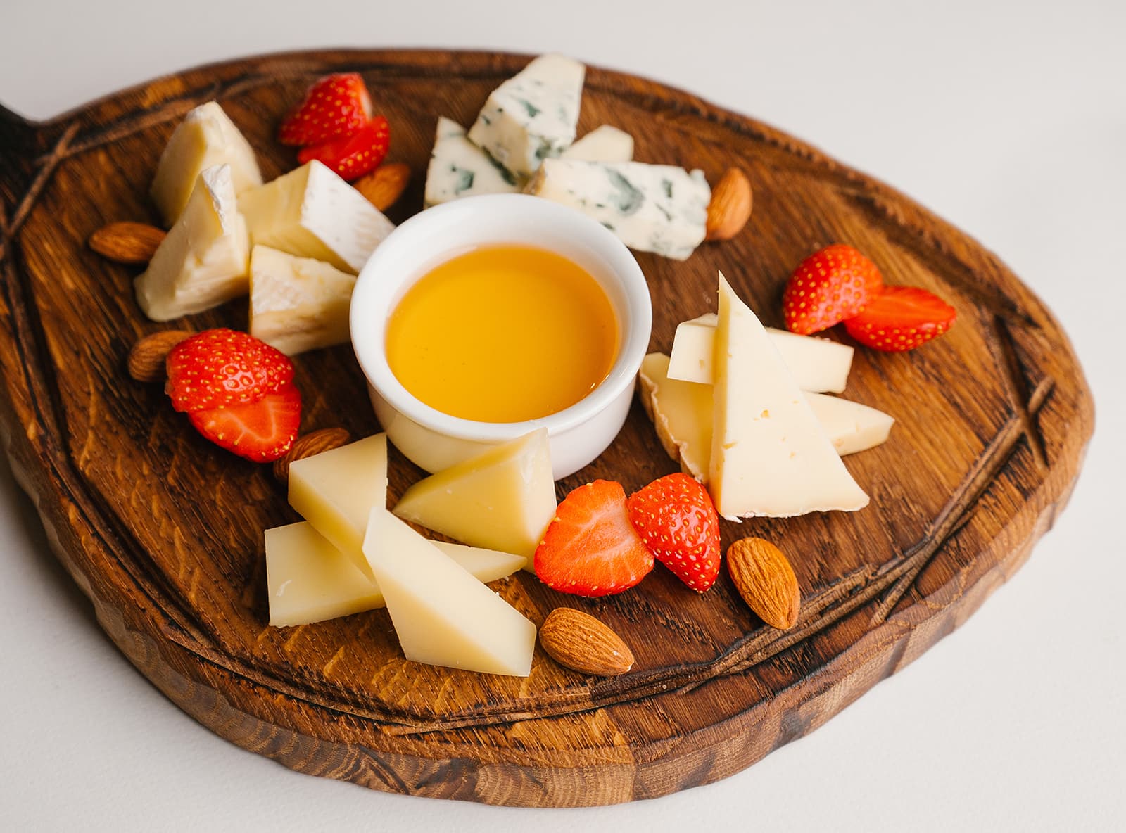 Элитные сыры с липовым мёдом. Таледжо, Грано Падано, Дор блю, Бри