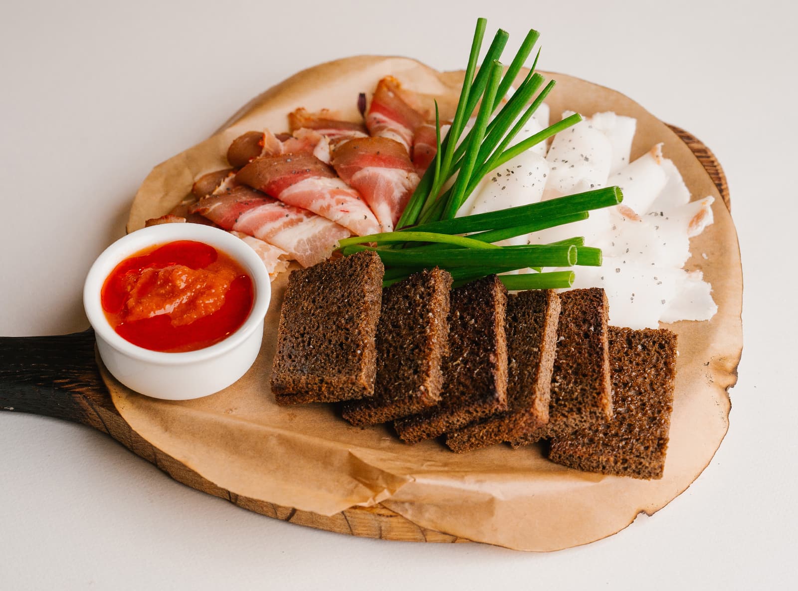 Дуэт копченого и просольного сала с ржаными гренками и владимирской «хреновиной»