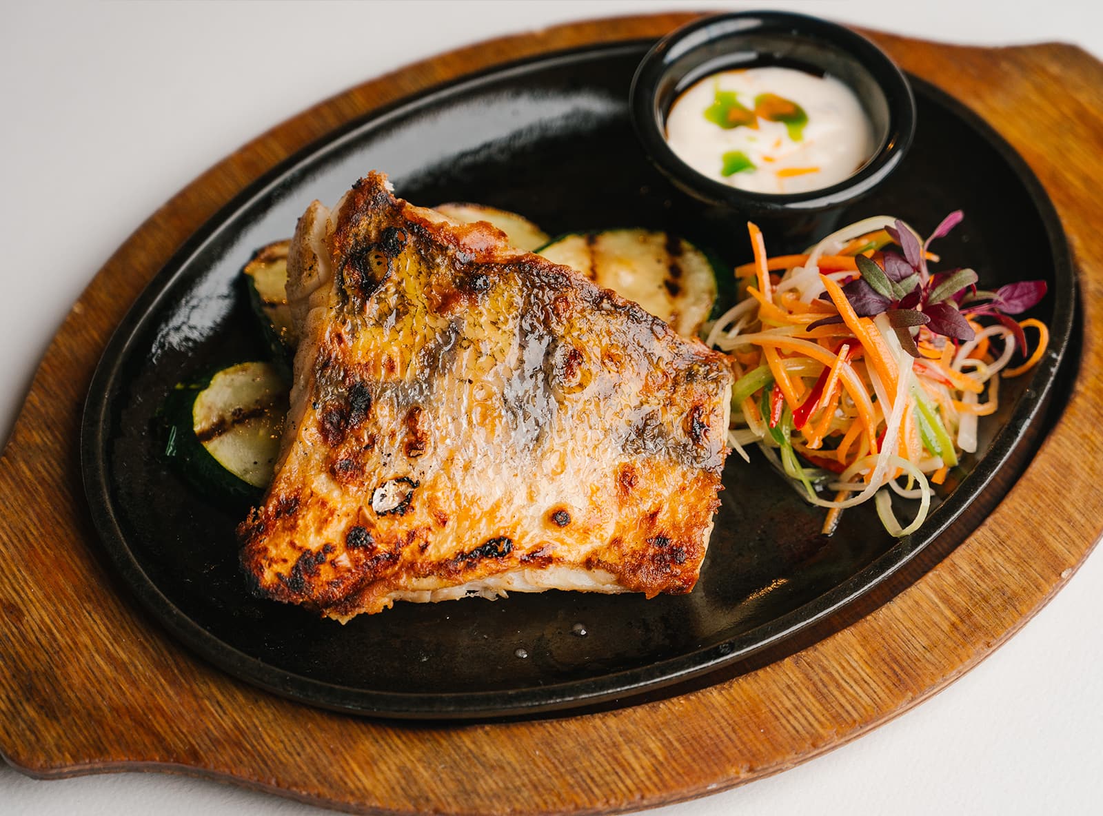 Стейк из судака с цукини, легким салатом и лимонно-лаймовым соусом