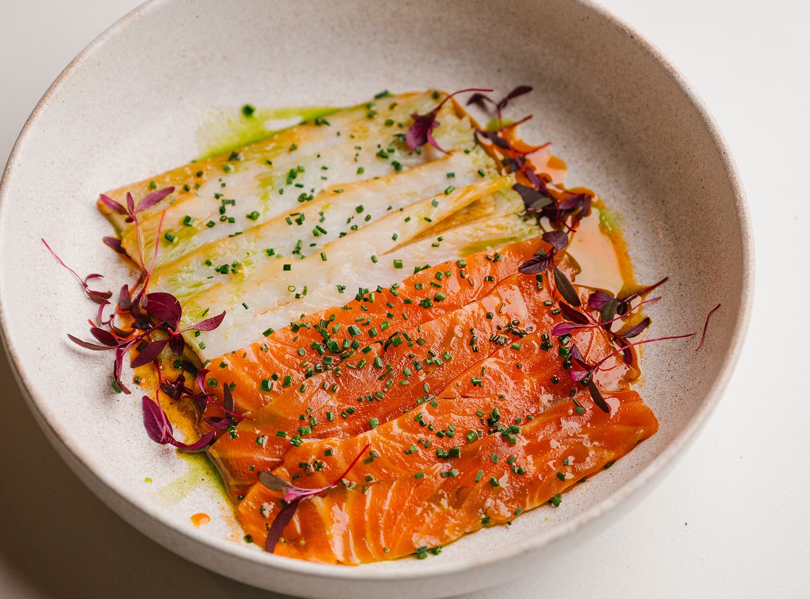 Рыбный дуэт. Лосось слабого посола и палтус, копчёный на фруктовой щепе 