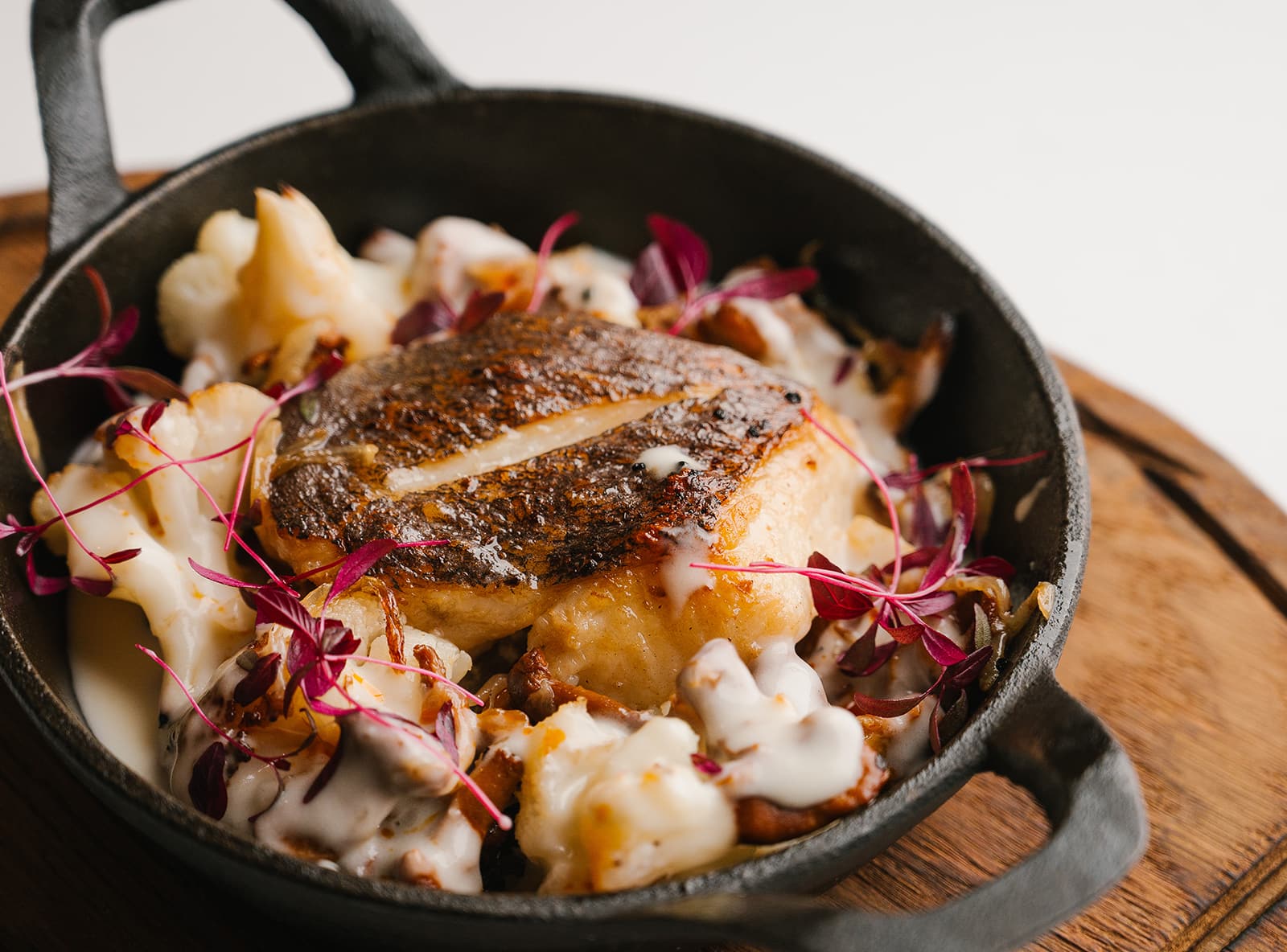 Стейк из палтуса с цветной капустой, жареными лисичками и соусом «W/W»