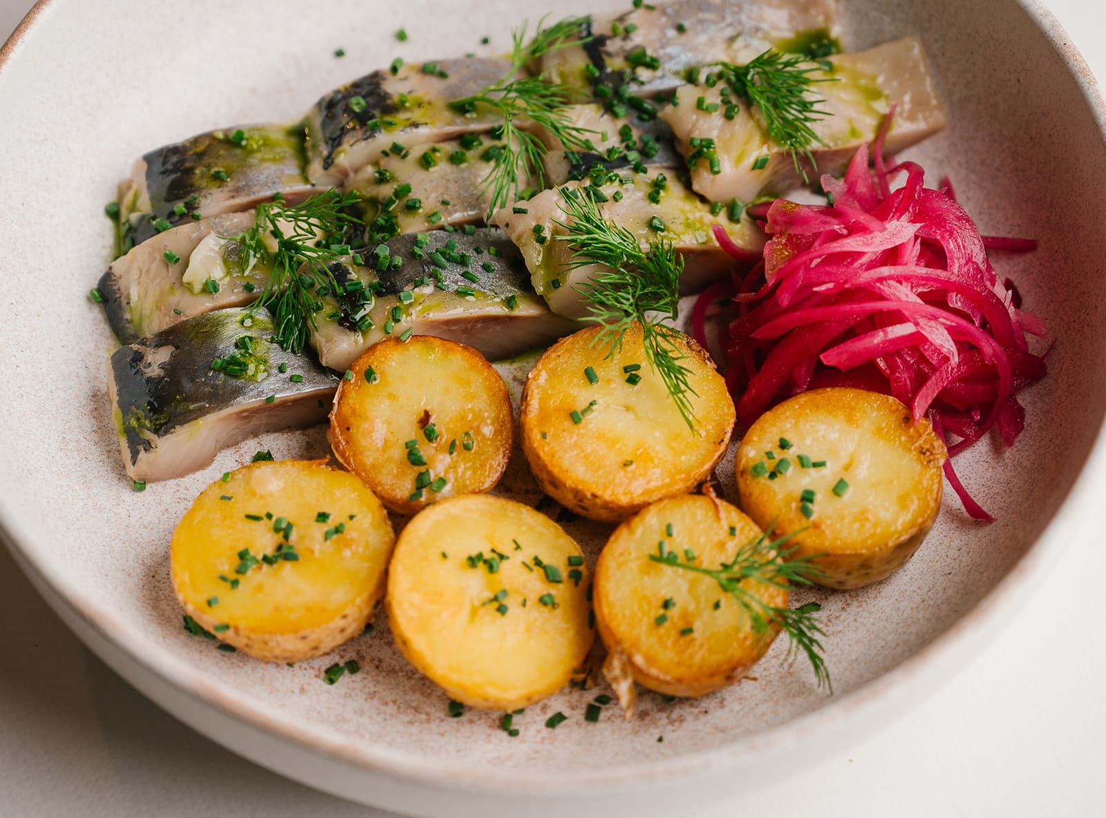 Сельдь пряного посола с молодым печёным картофелем и луком