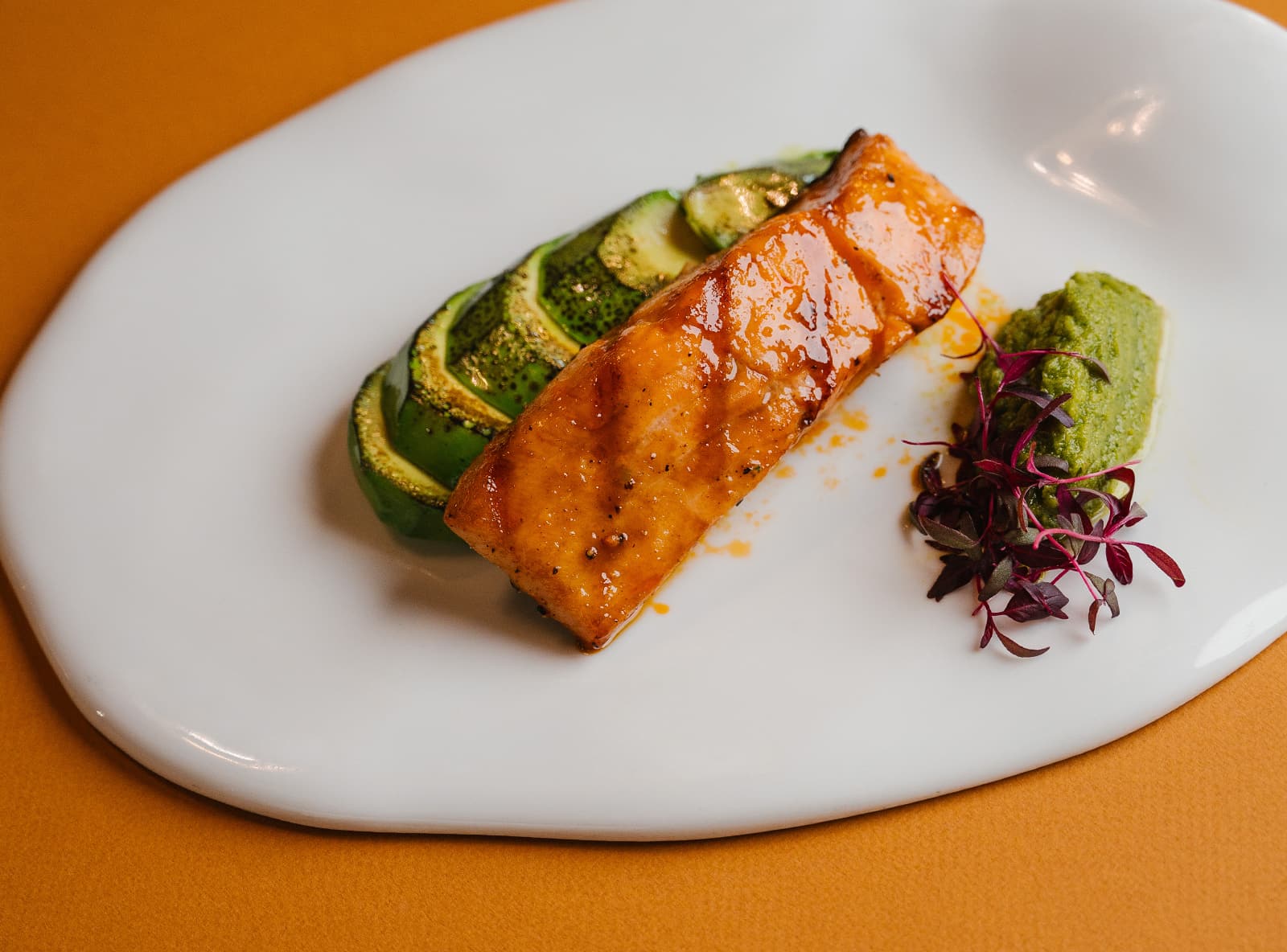 Стейк из мурманского лосося с авокадо-гриль и соусом чимичури