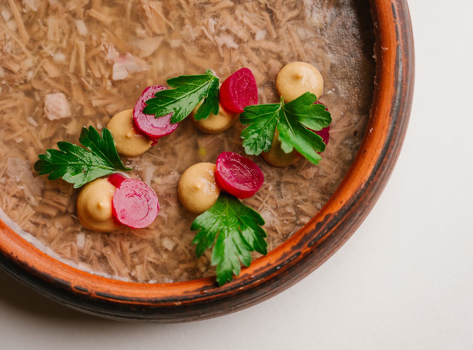 Студень из крупной дичи, томлёный в печи с лесными травами