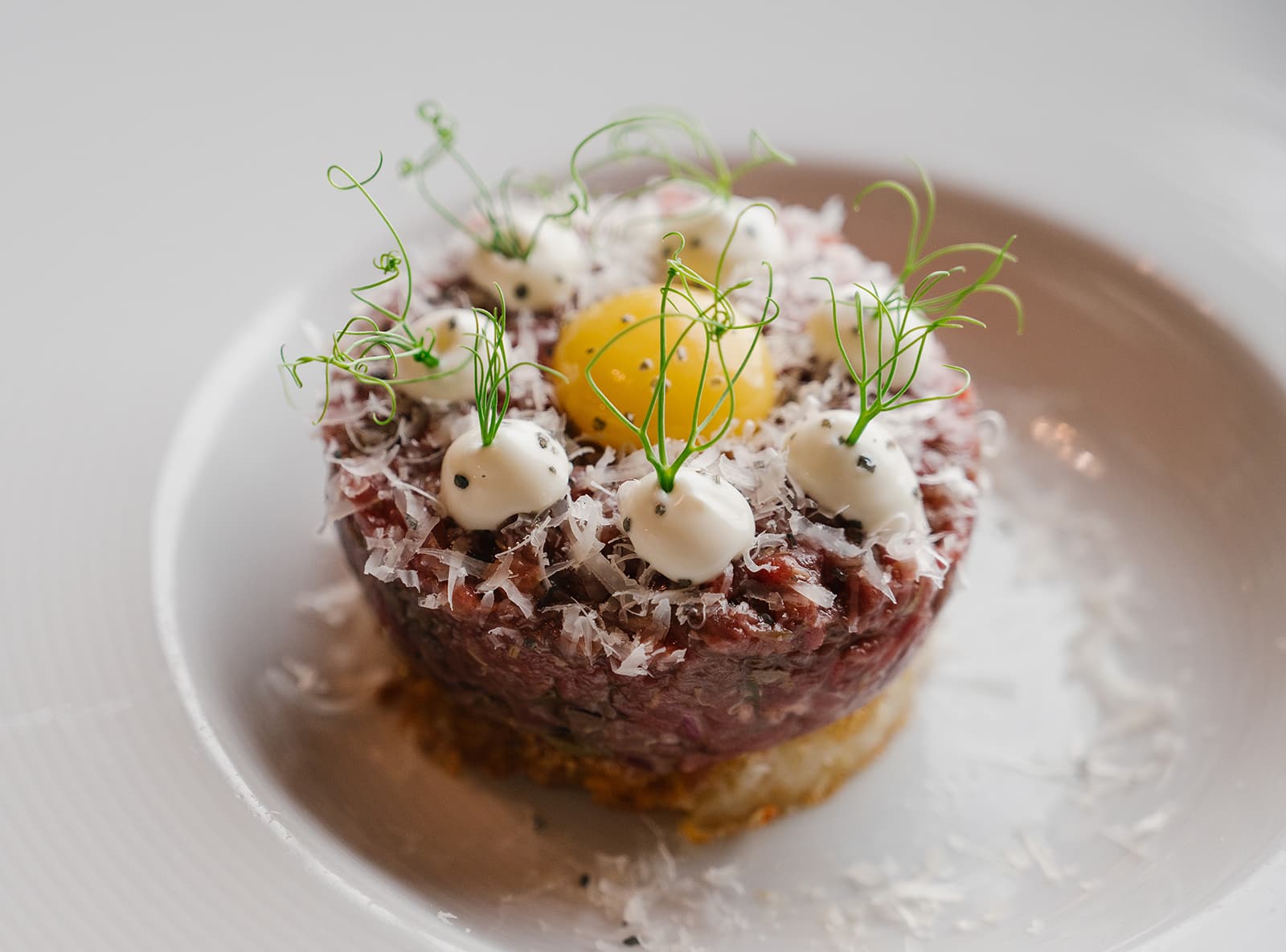 Тартар из мараморной говяжьей вырезки с трюфельным соусом на хрустящем картофеле