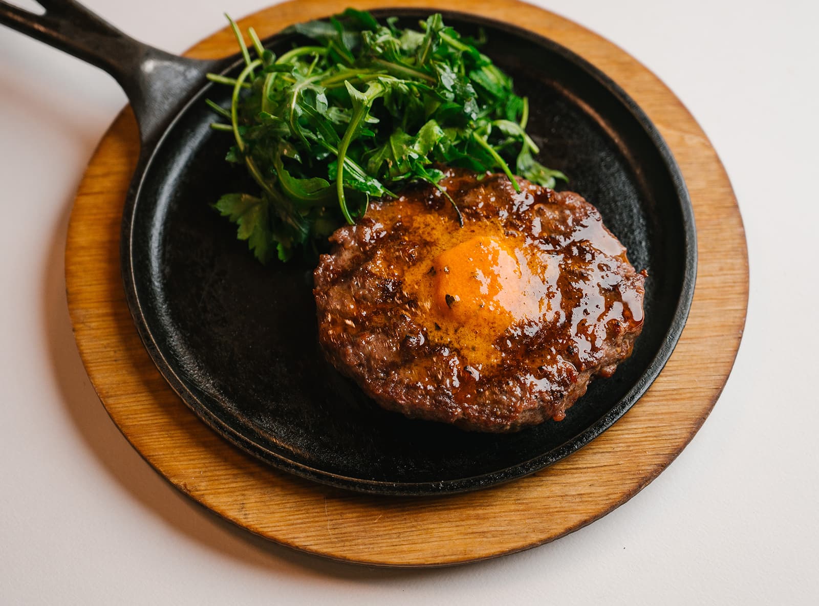 Бифштекс из рубленной говядины с кафе-де-пари и зелёным салатом