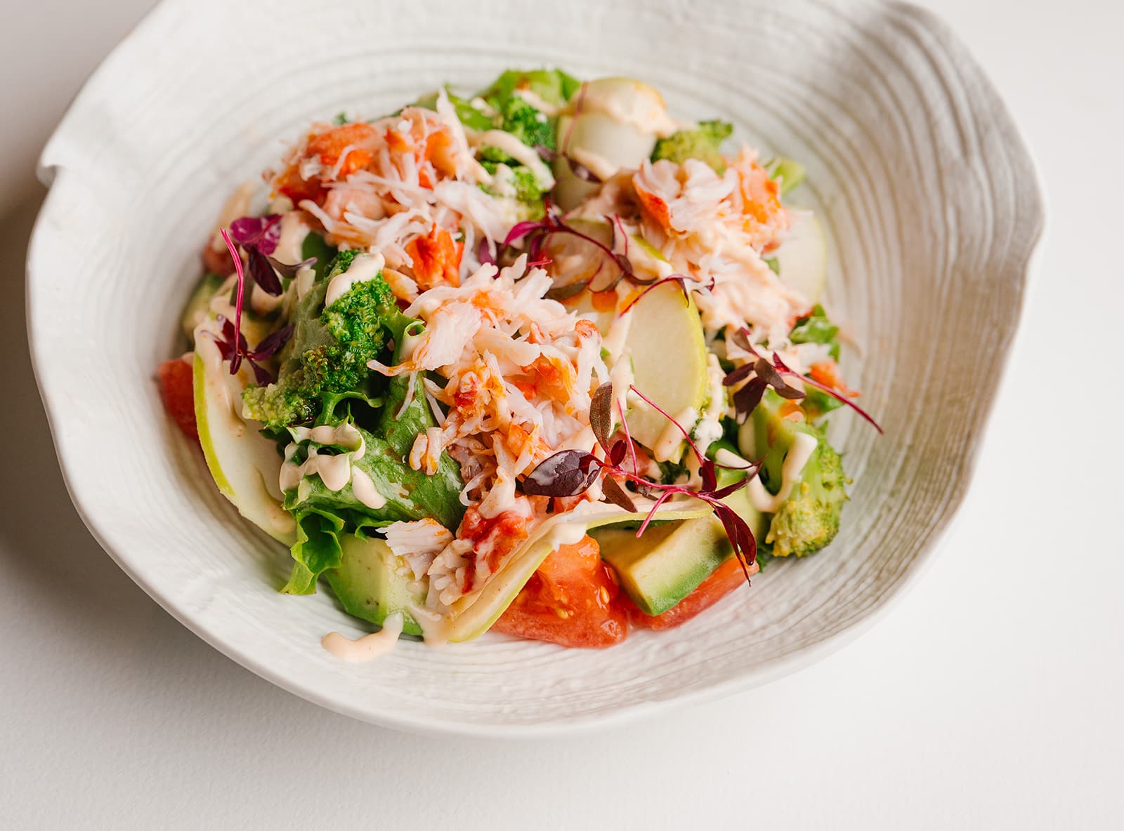 Салат с камчатским крабом, авокадо, спелыми томатами и соусом Спайси