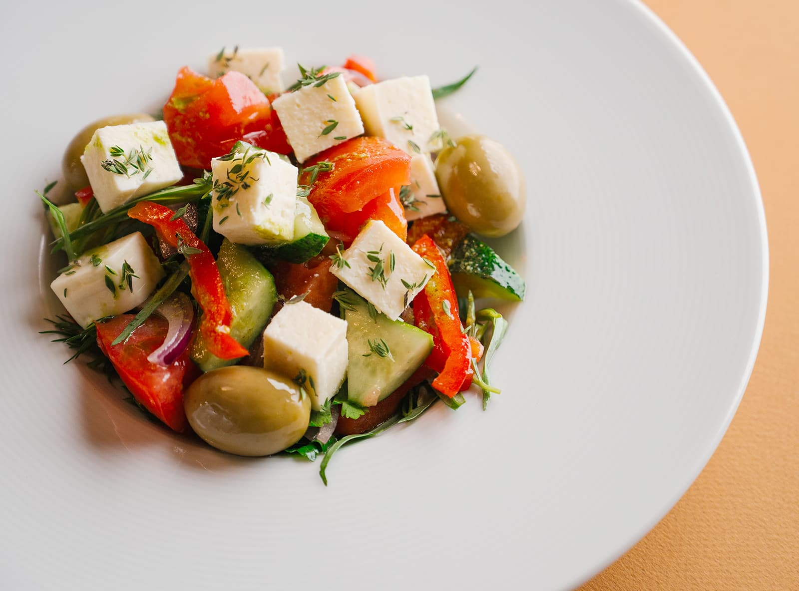 Греческий салат с оливками Каламата и домашним сыром