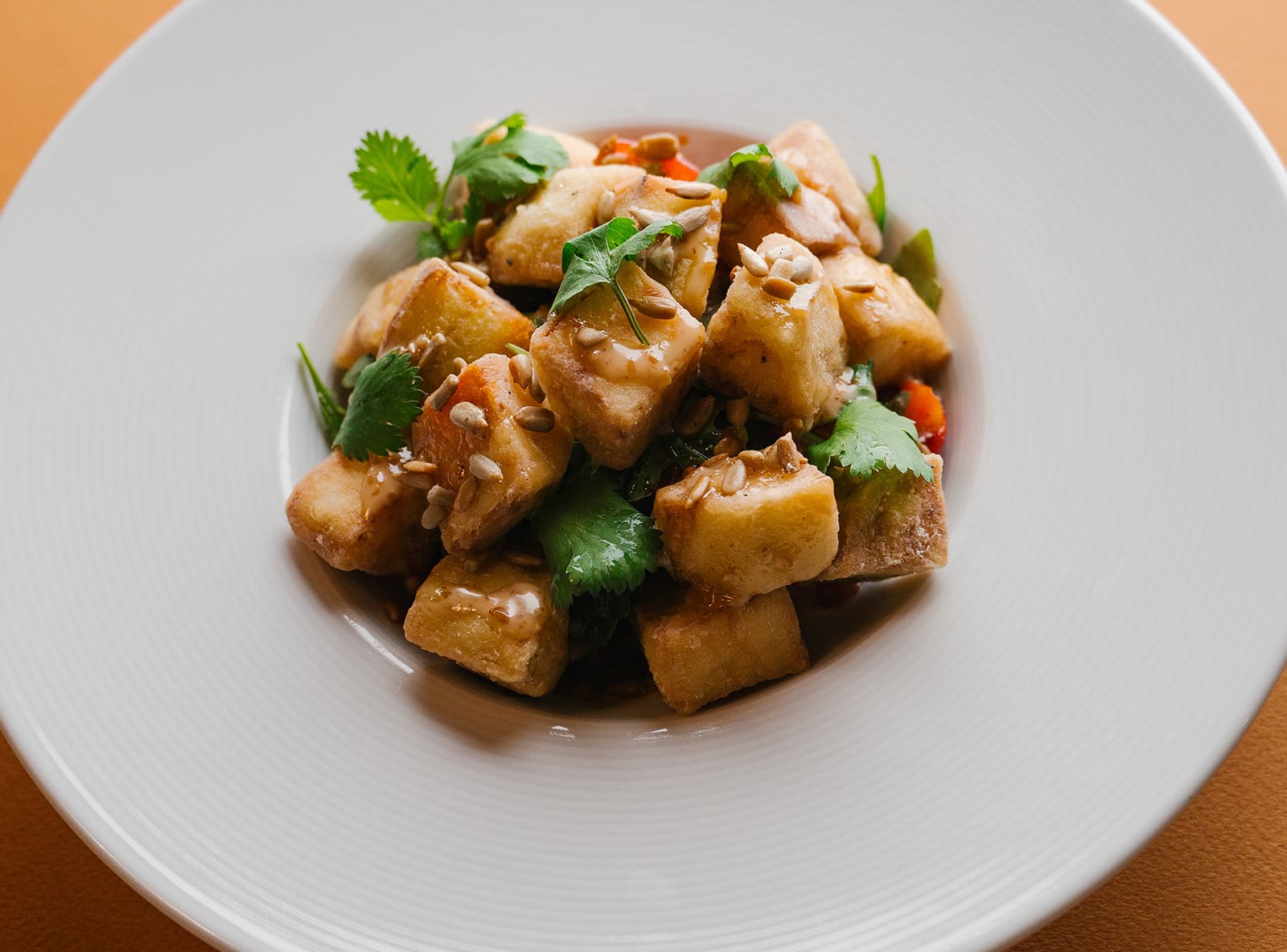 Салат с хрустящими баклажанами и печёными овощами, приправленный оливковым маслом и винным уксусом