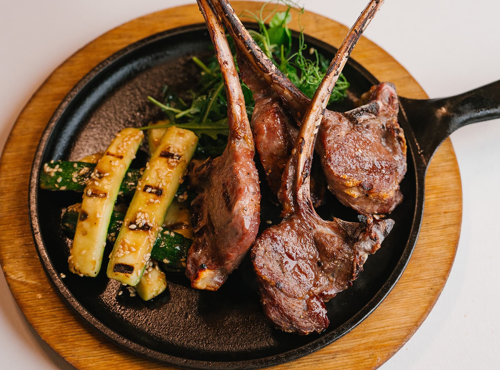 Мякоть барашка на кости с кабачками-гриль