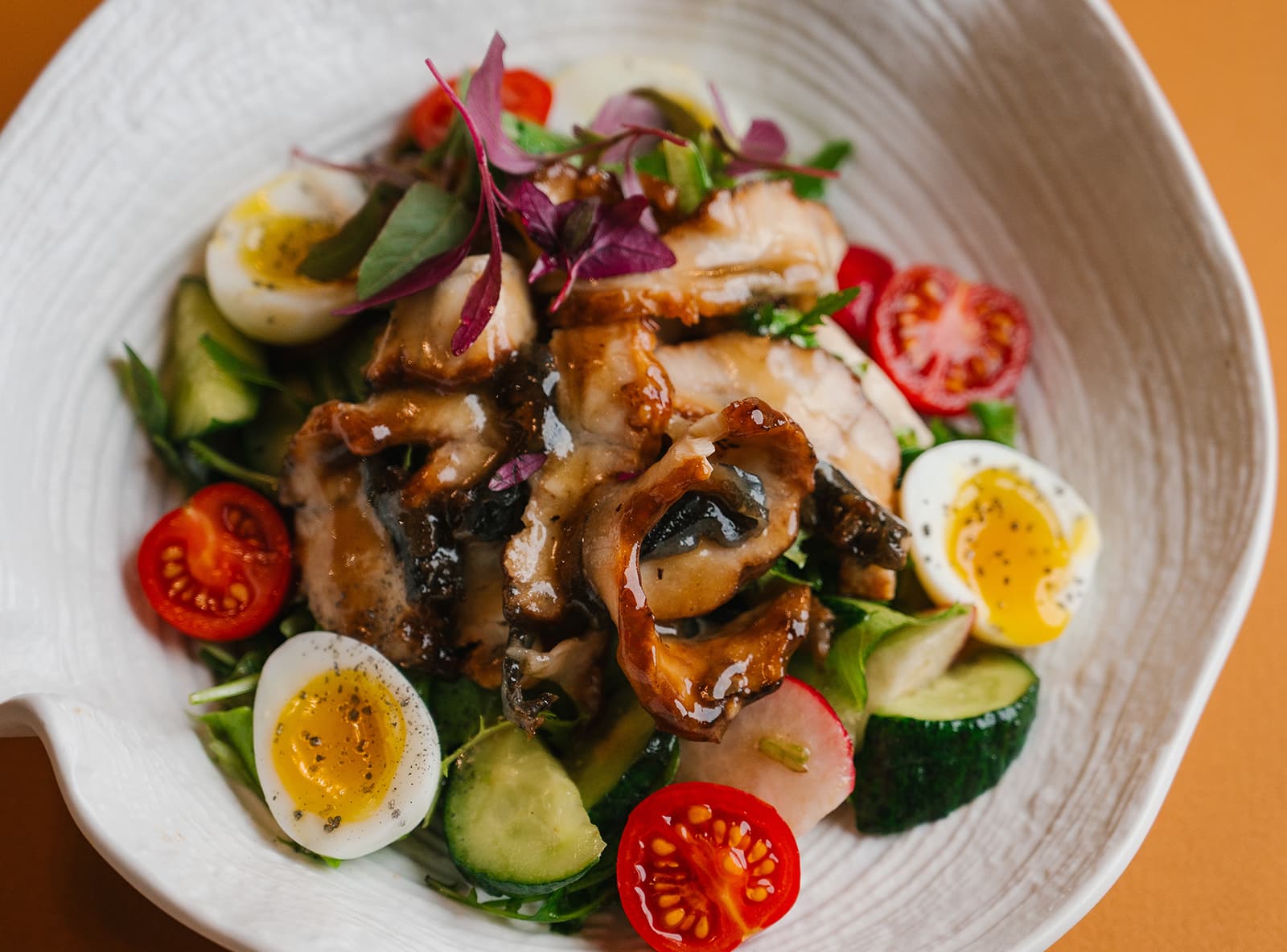 Зелёный салат с угрём, овощами, перепелиным яйцом и пикантной заправкой