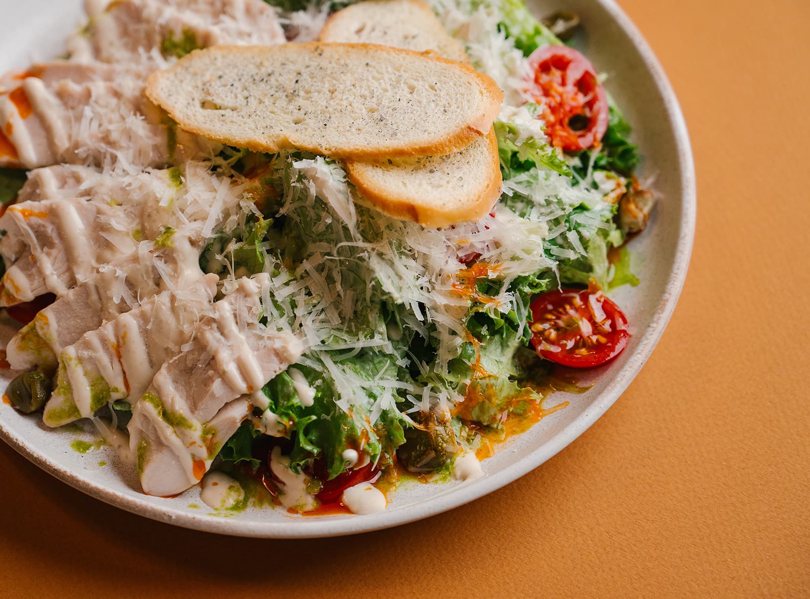 Зелёный салат с цыплёнком-гриль, каперсами, томатами и сыром Грана Падано