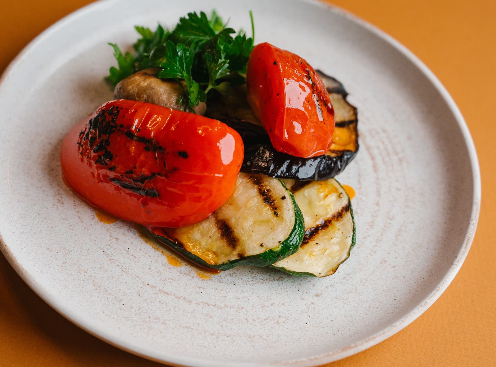 Овощи-гриль, приправленные бальзамическим уксусом и оливковым маслом