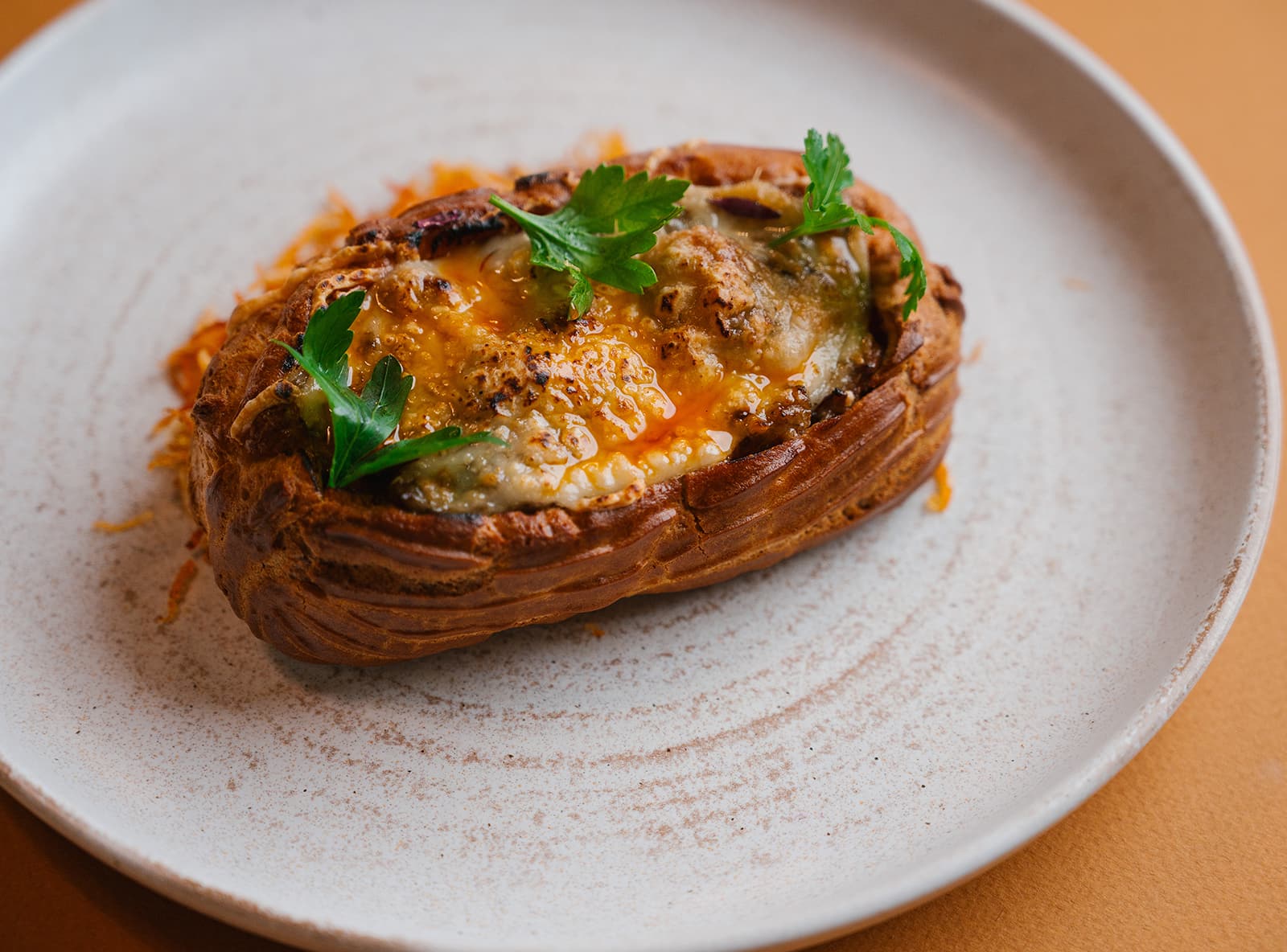 Эклер, с томлёными в сметане куриными желудками, сыром и сезонными грибами