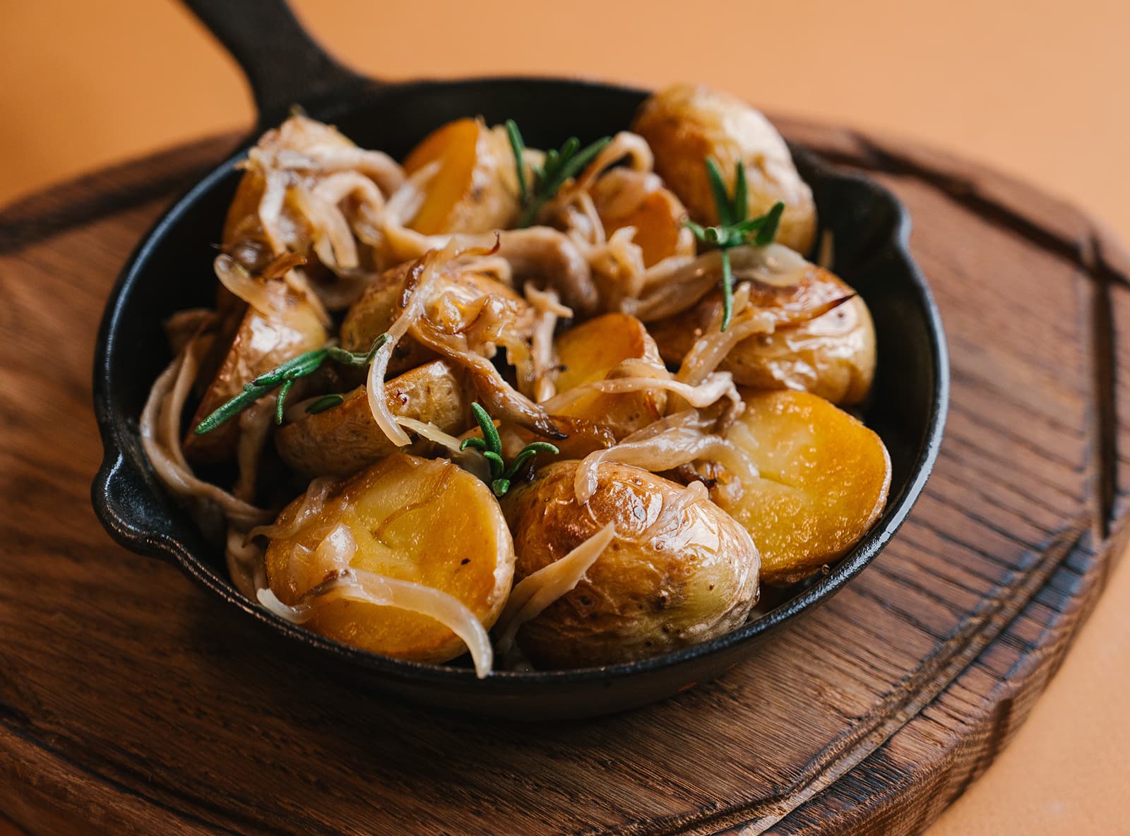 Молодой картофель, обжаренный с луком и грибами