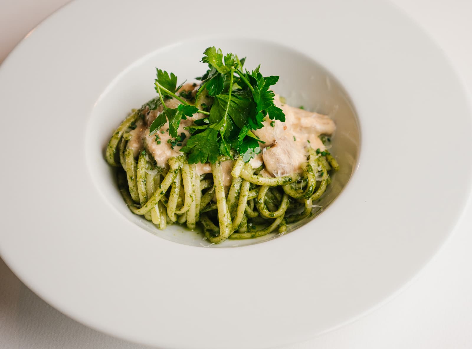 Лингуине с зелёным песто и жареными боровиками в сливочно-сырном соусе