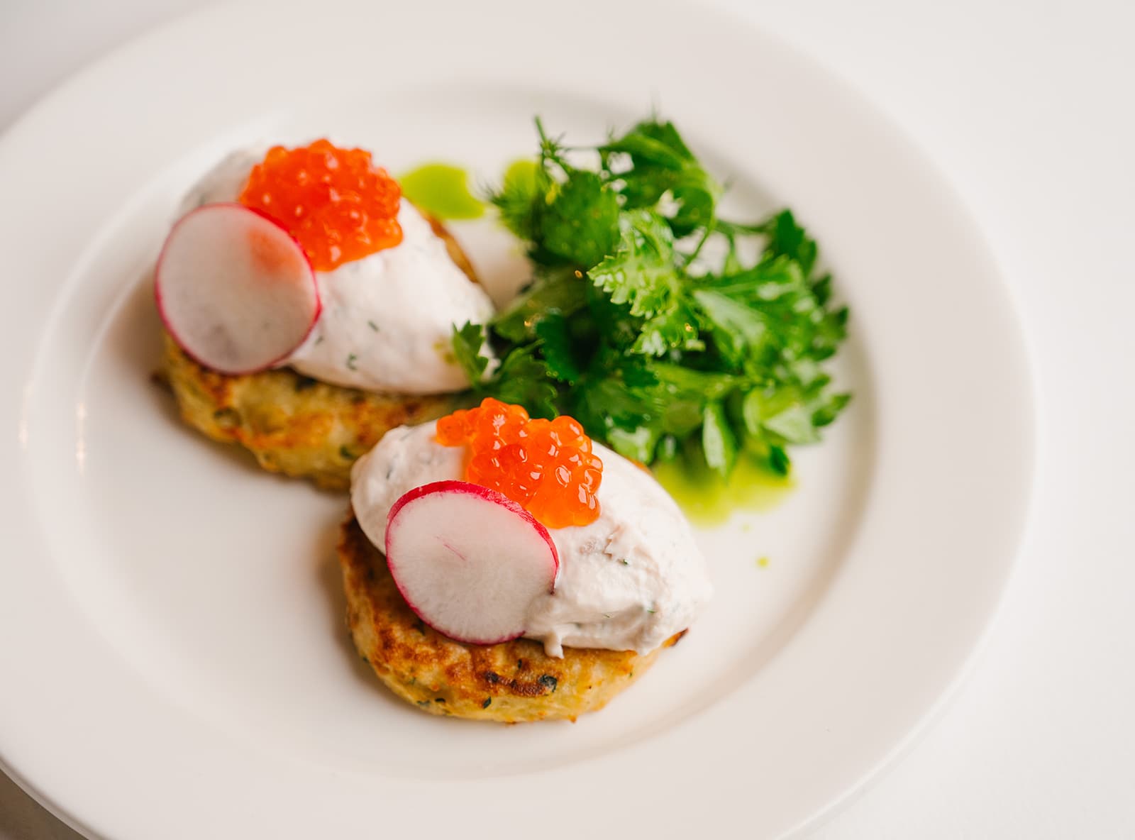 Драники из картофеля и цукини с риетом из лосося и красной икрой
