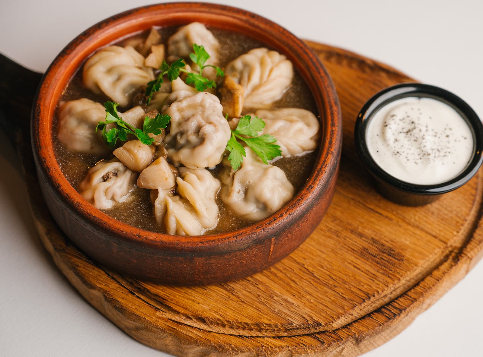 Пельмени из речной рыбы и креветки, с щучьей икрой и сметаной