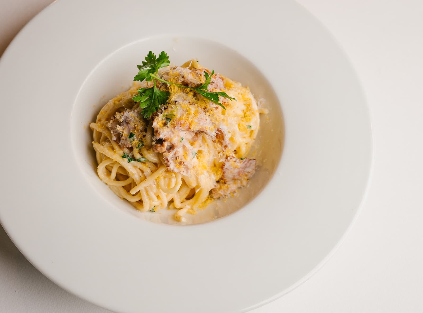 Спагетти «а-ля Карбонара», с беконом и боттаргой из желтка