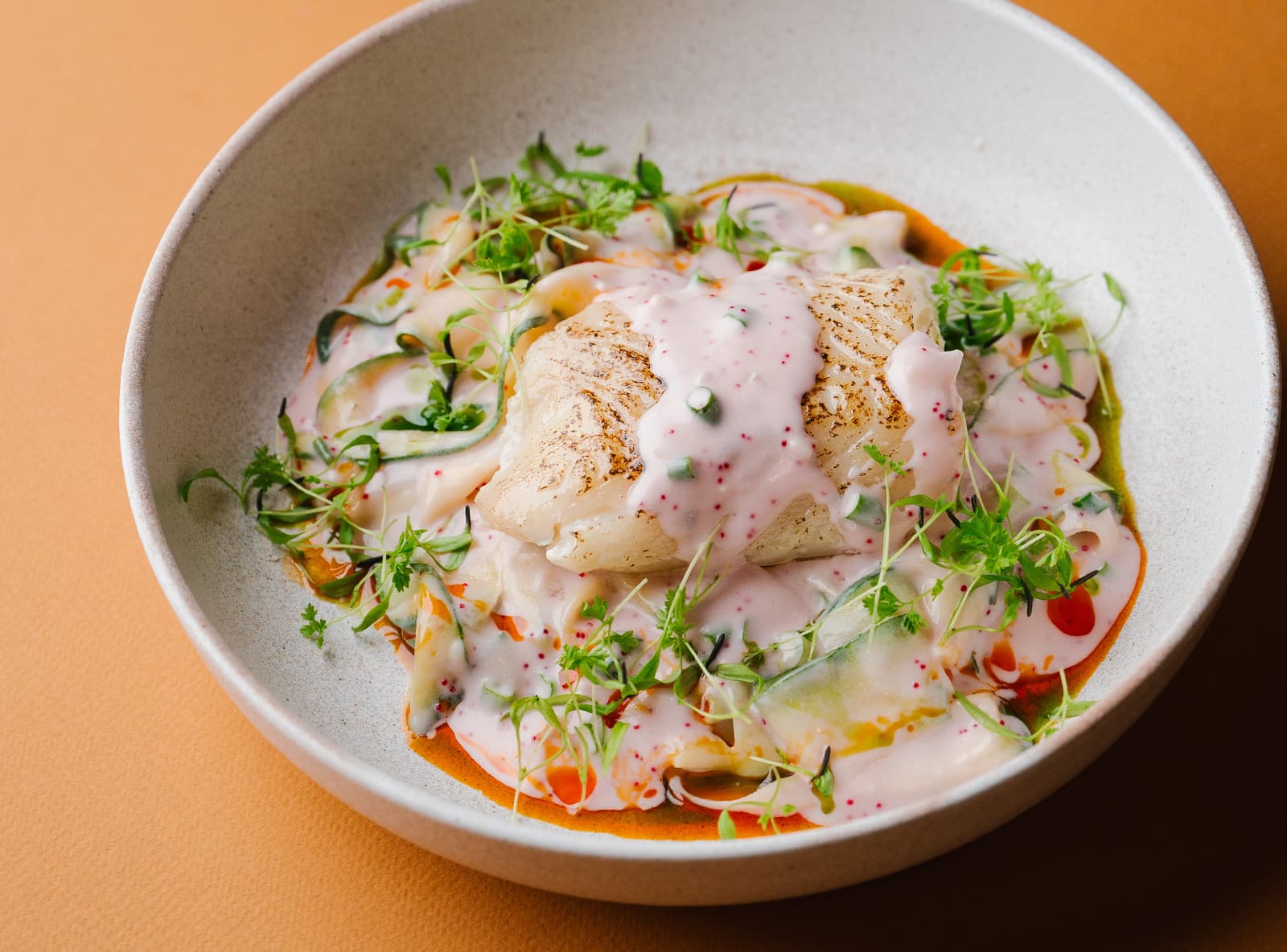 Стейк из мурманской трески с фетучини из цукини и голландским сливочно-икорным соусом