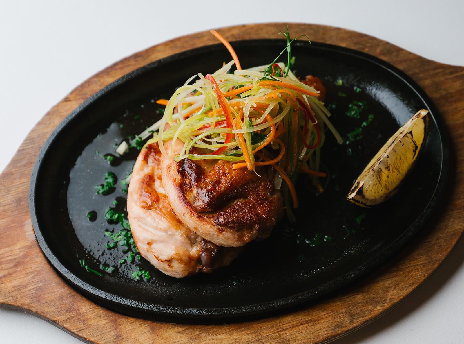 Цыплёнок тапака, зажаренный до хрустящей корочки с легким салатом и лимоном