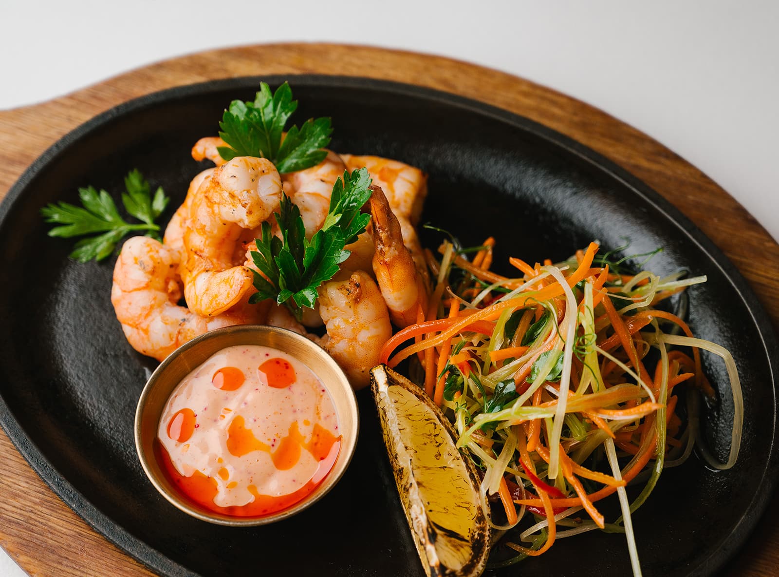 Креветки в чесночном маринаде, обжаренные на углях, с соусом Спайси