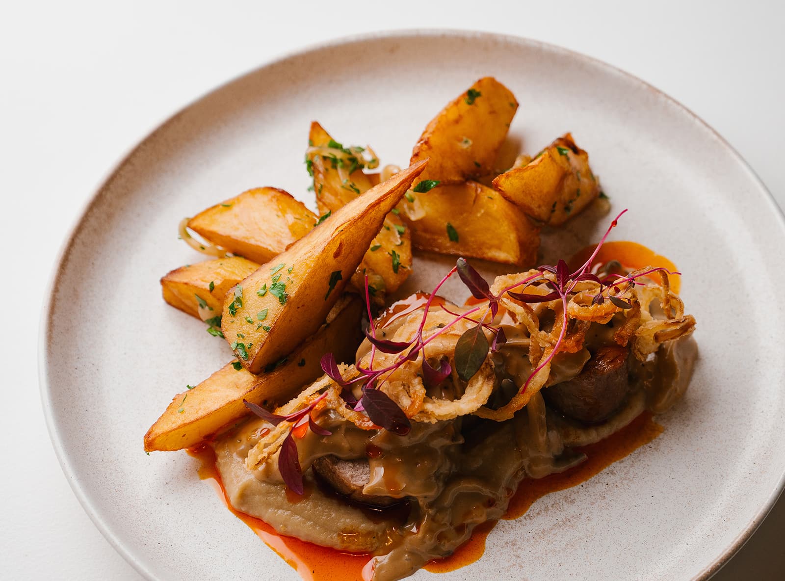 Медальоны из свиной вырезки с грибным соусом и картофелем Пушкин