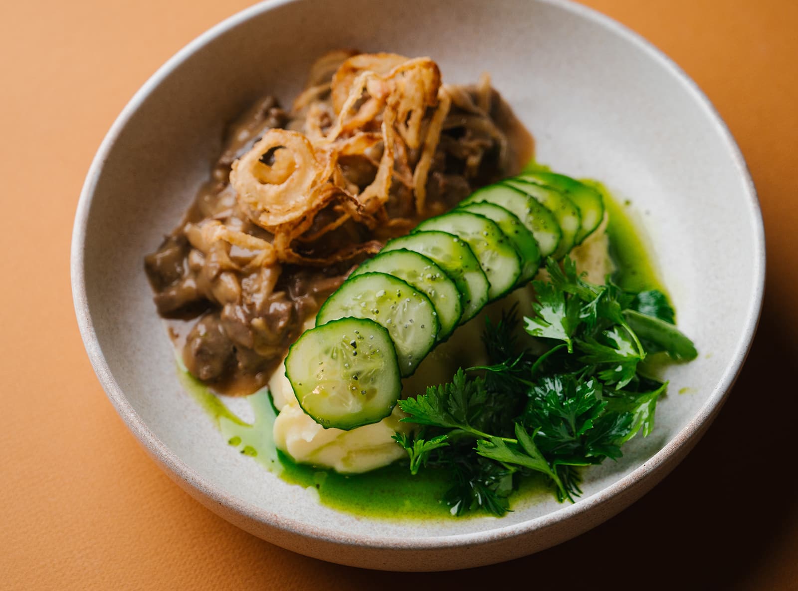 Бефстроганов с картофельным пюре и солёным огурцом