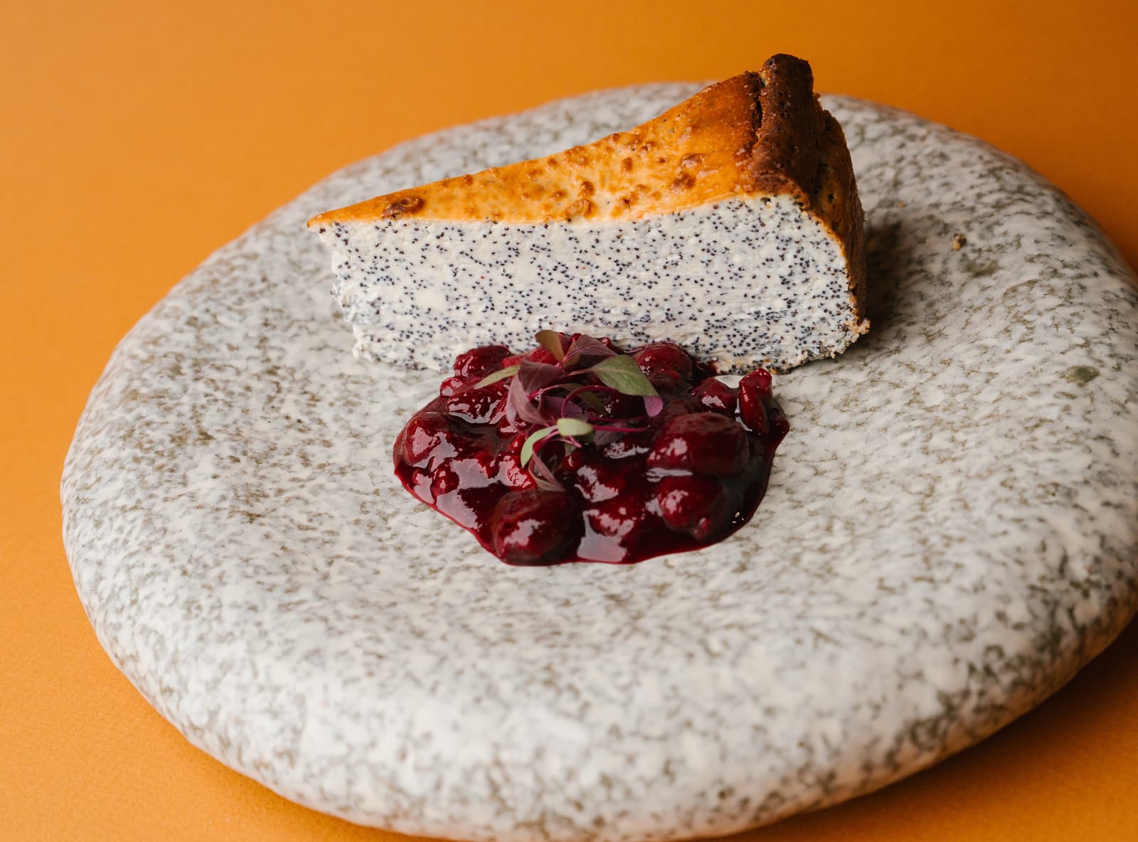 Маковый чизкейк Сан-Себастьян с вишнёвым конфи