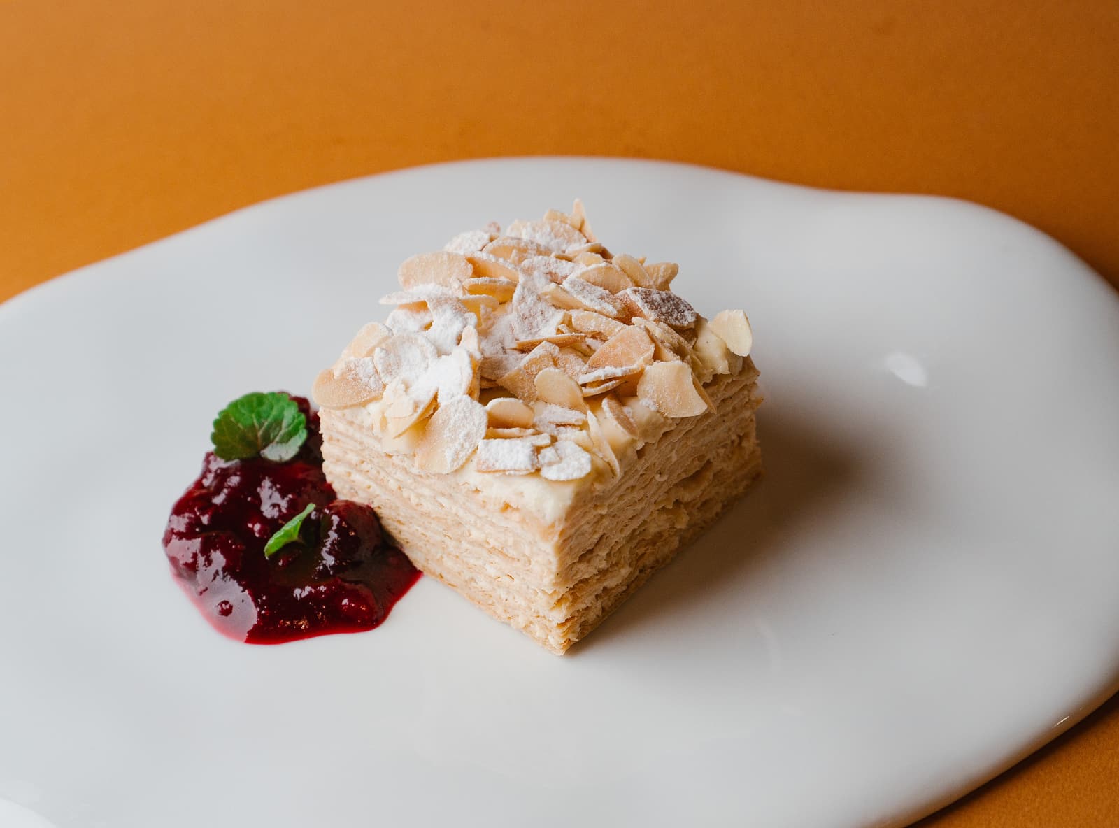 Миндальный Наполеон с ягодным соусом