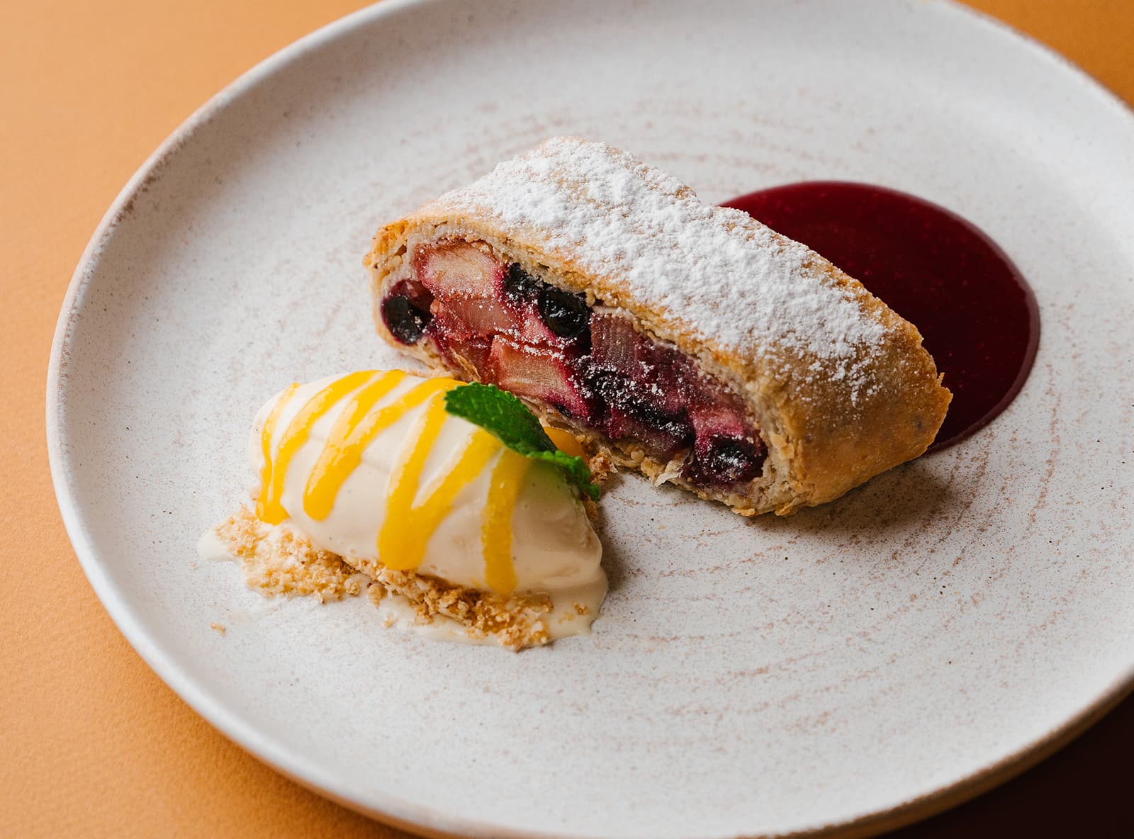 Австрийский штрудель с вишнёвым соусом и ванильным мороженым