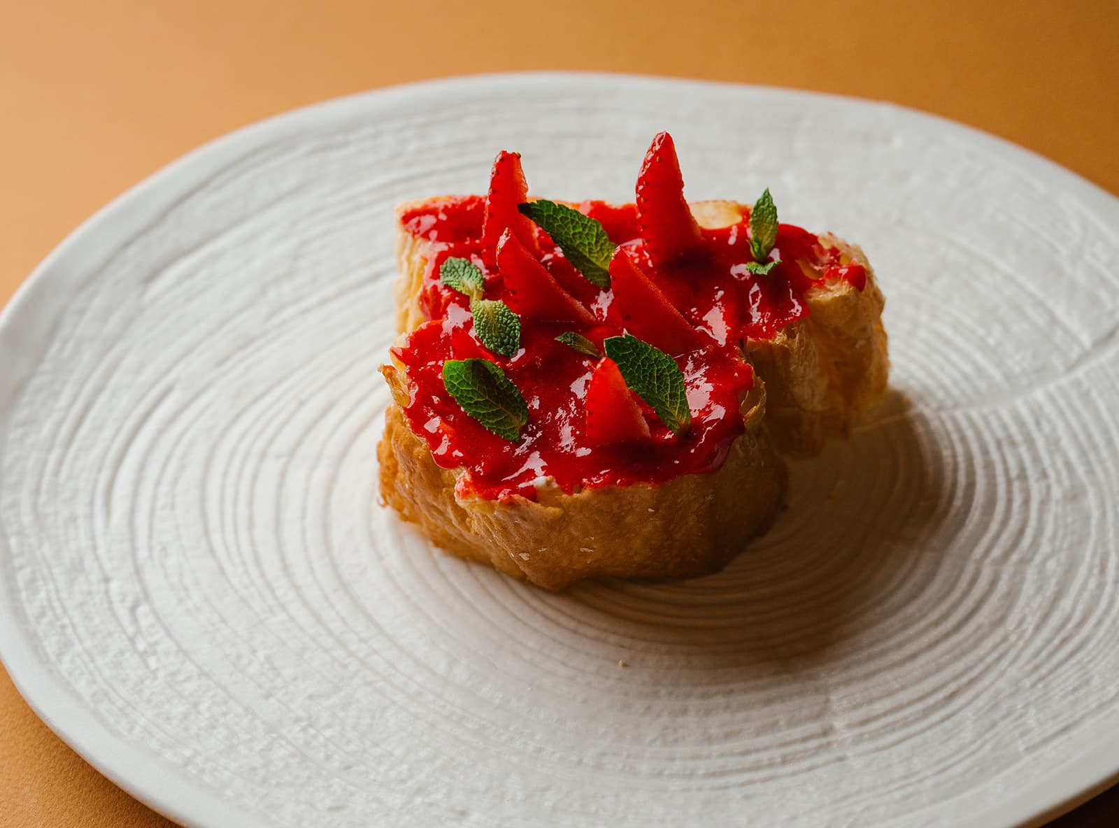 Милфей с ванильным кремом и клубникой