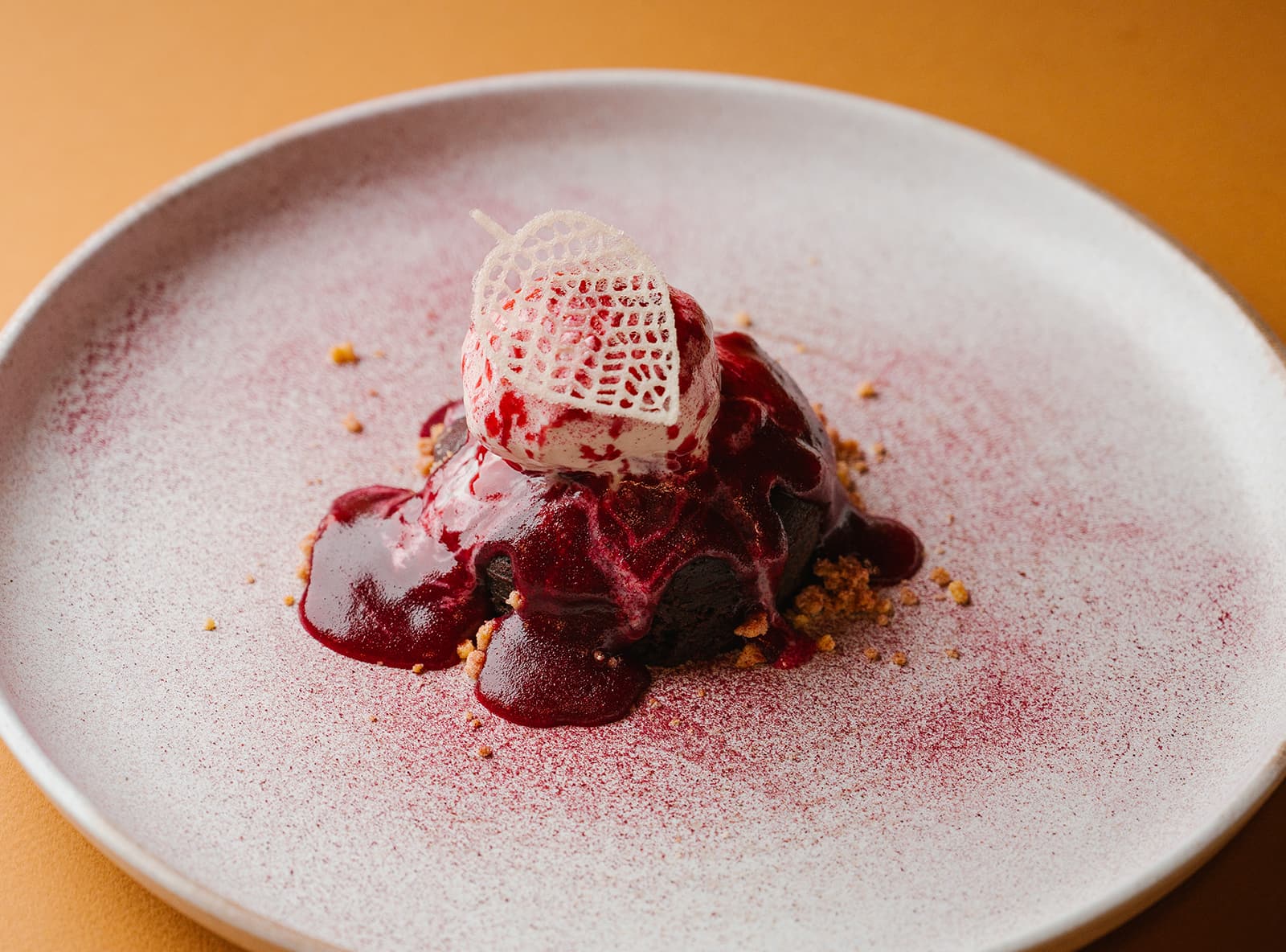 Шоколадный брауни с ореховым мороженым, сервируемый у стола