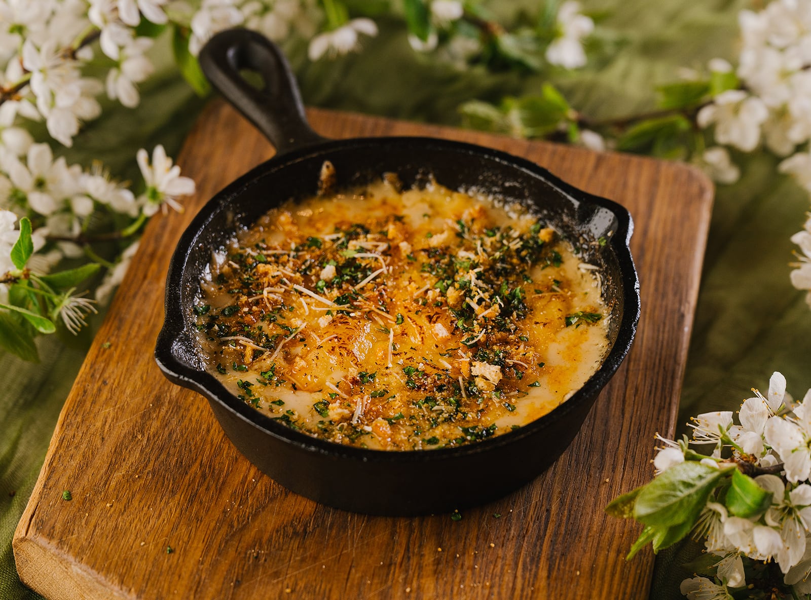 Жульен из цыплёнка с грибами под сырной корочкой