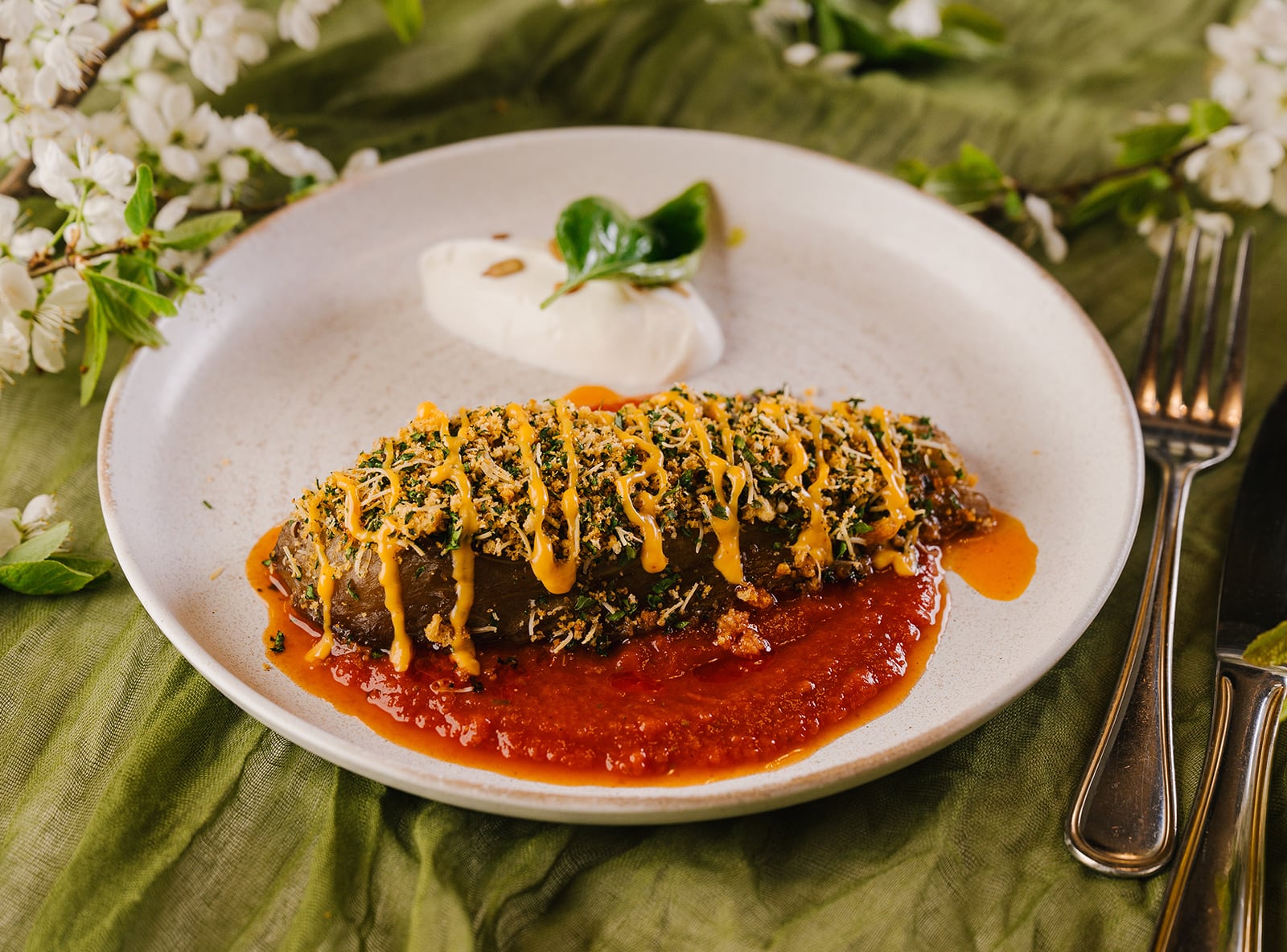 Баклажан из угольной печи, в ореховой корочкес соусом Пронто и греческим йогуртом