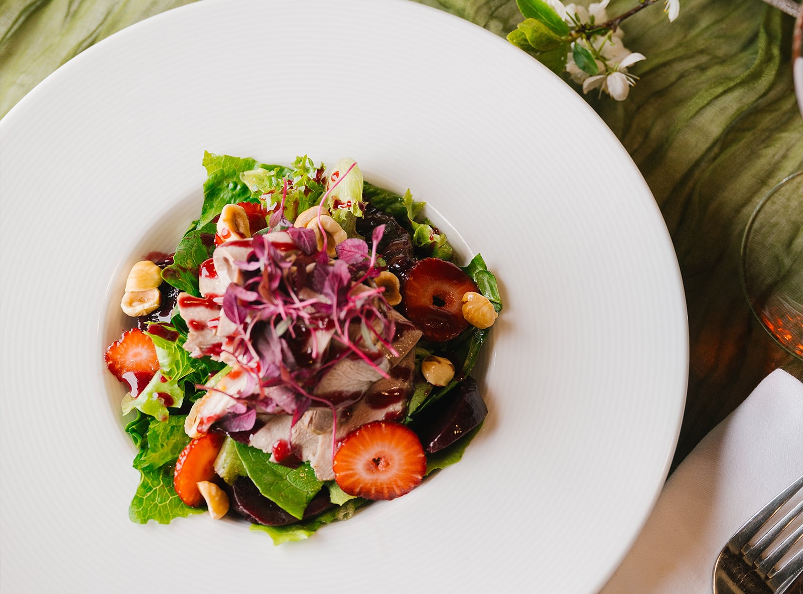 Салат с утиной грудкой, клубникой, копчёной свеклой и медово-горчичной заправкой