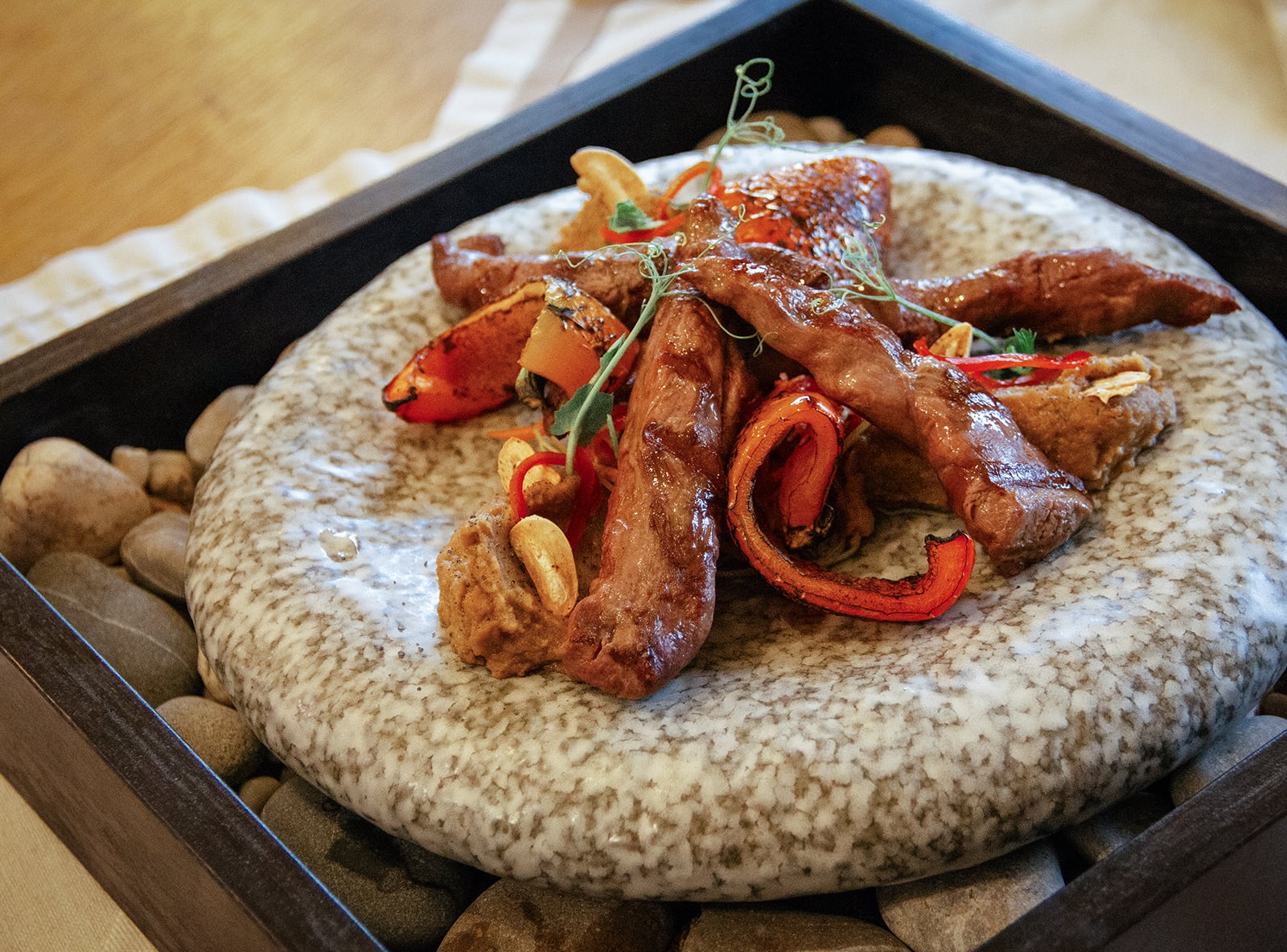 Вырезка молодого ягнёнка в травах прованса, с печёными перцами