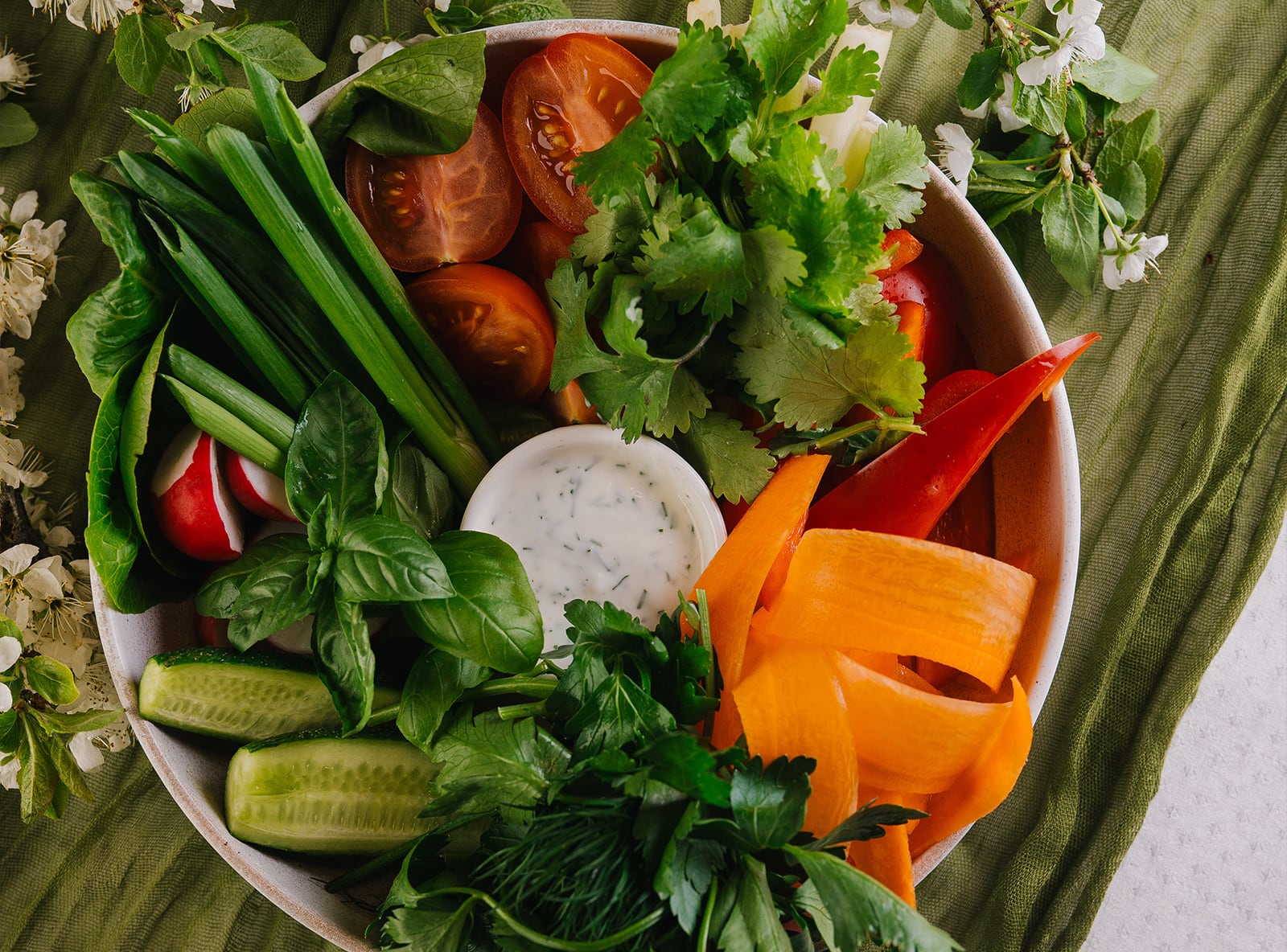 Свежие овощи и зелень с грядки, с соусом Мацони