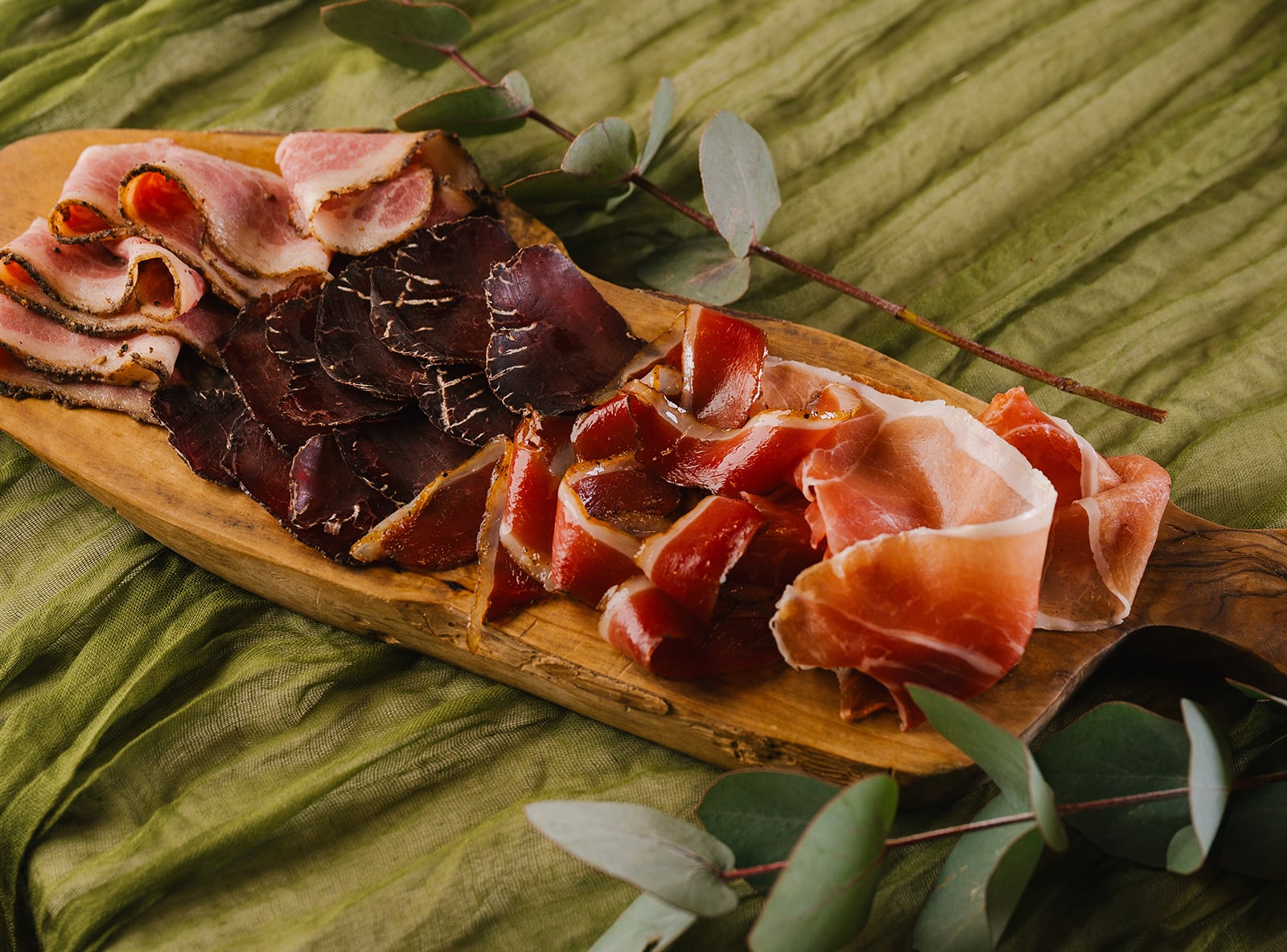 Доска мясных сыровяленых деликатесов. Хамон, брезаола, утиная грудка