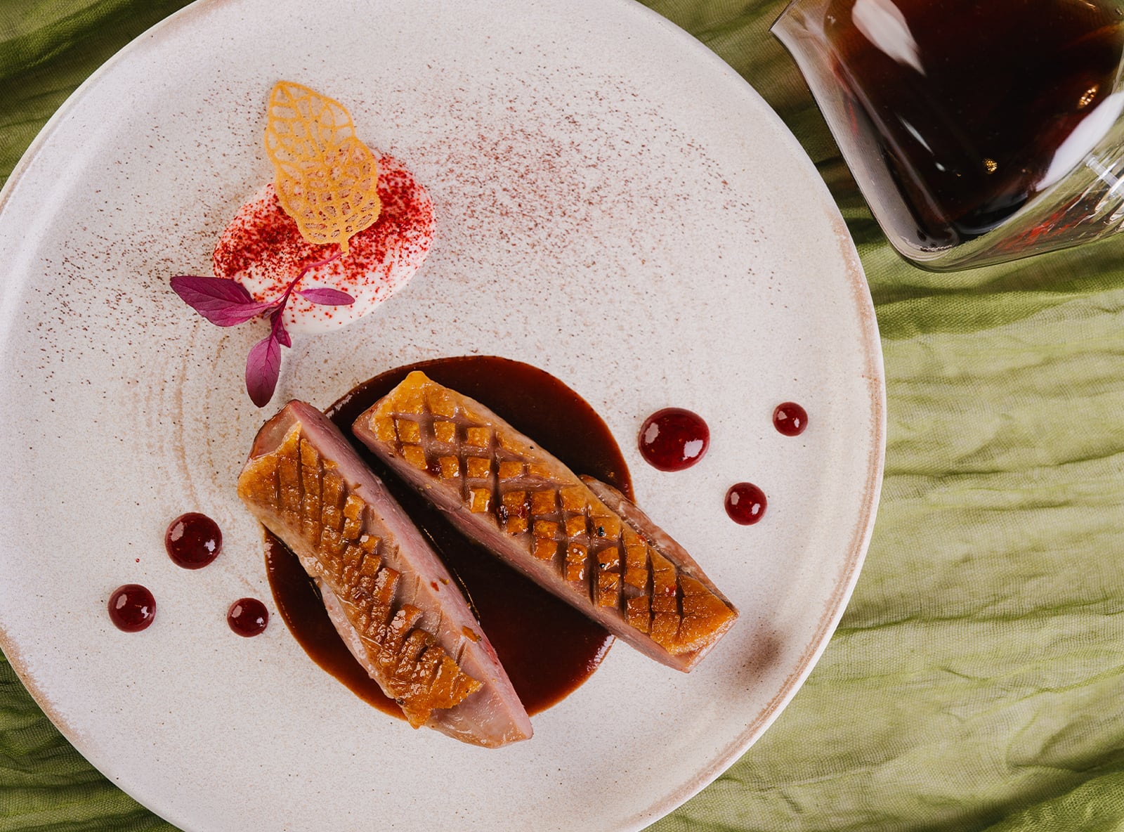 Утиная грудка с вишнёвым соусом, кремом из печёного яблока и свекольным гелем