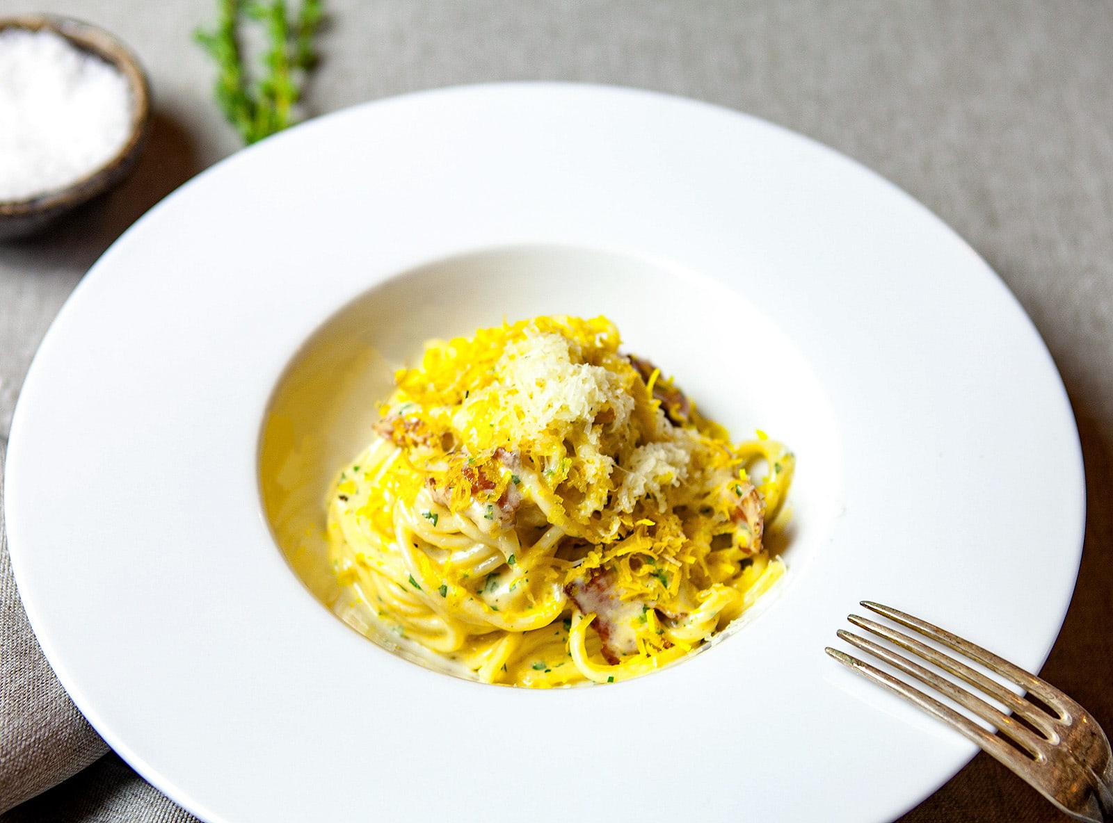Спагетти «а-ля Карбонара», с беконом и боттаргой из желтка
